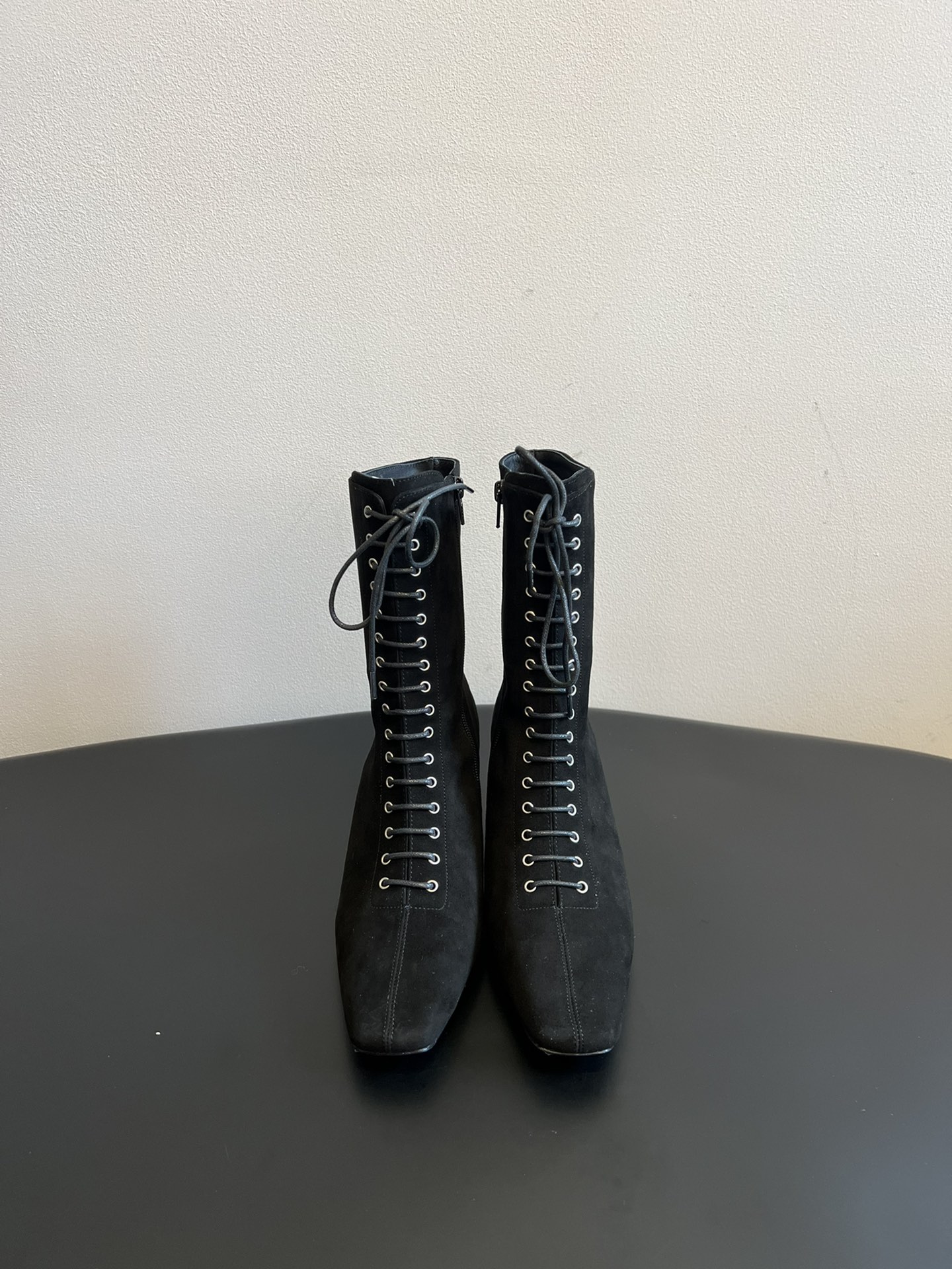 
Toteme 25SS 新款 方头绑带高跟靴

Toteme 的设计灵感源自瑞典的极简主义生活方式，强