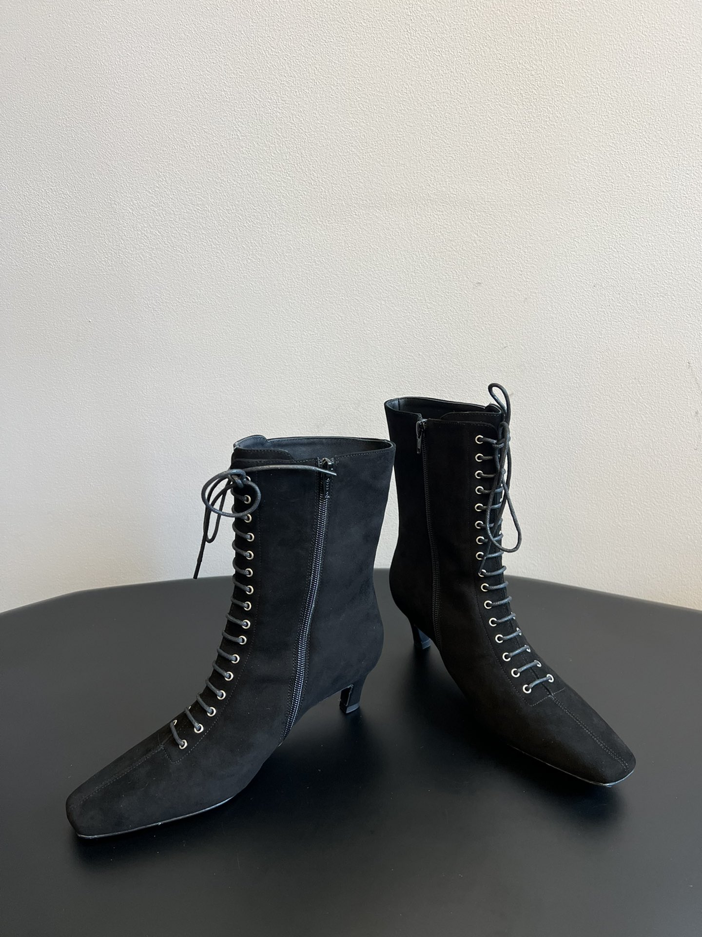 
Toteme 25SS 新款 方头绑带高跟靴

Toteme 的设计灵感源自瑞典的极简主义生活方式，强