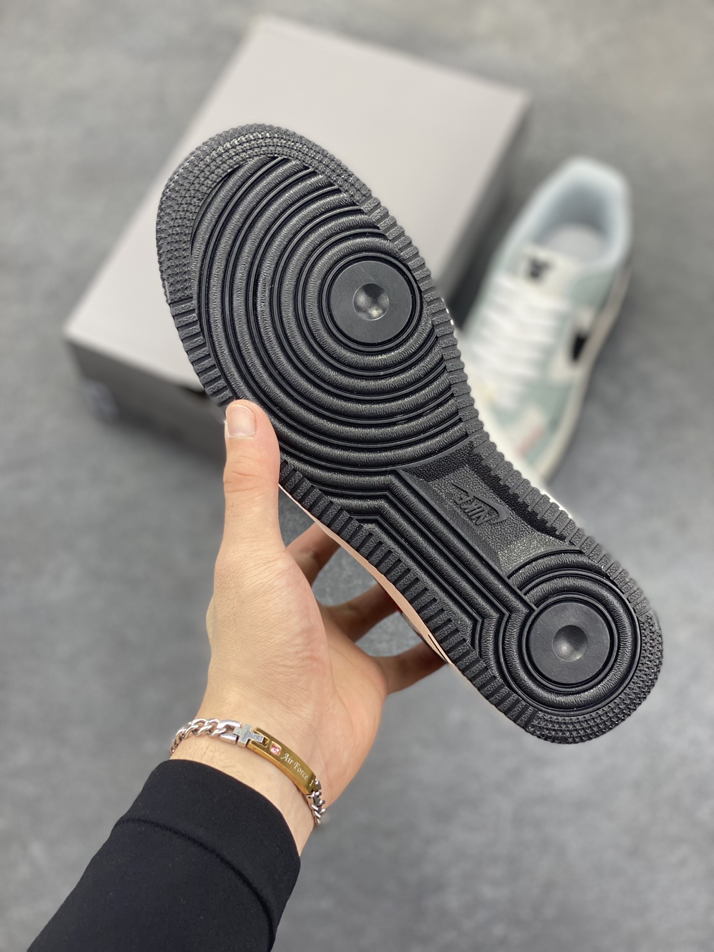 图片[5]-高端定制Nike Air Force 1 \’07 Low 暴力熊联名— 白浅灰黑钩 高端定制 低帮休闲板鞋 定制鞋盒 大厂纯原品质出货 超高清洁度 皮料切割干净无任何毛边 细节完美 货号：AM1588-005 尺码：36 36.5 37.5 38 38.5 39 40 40.5 41 42 42.5 43 44 44.5 45-选品中心