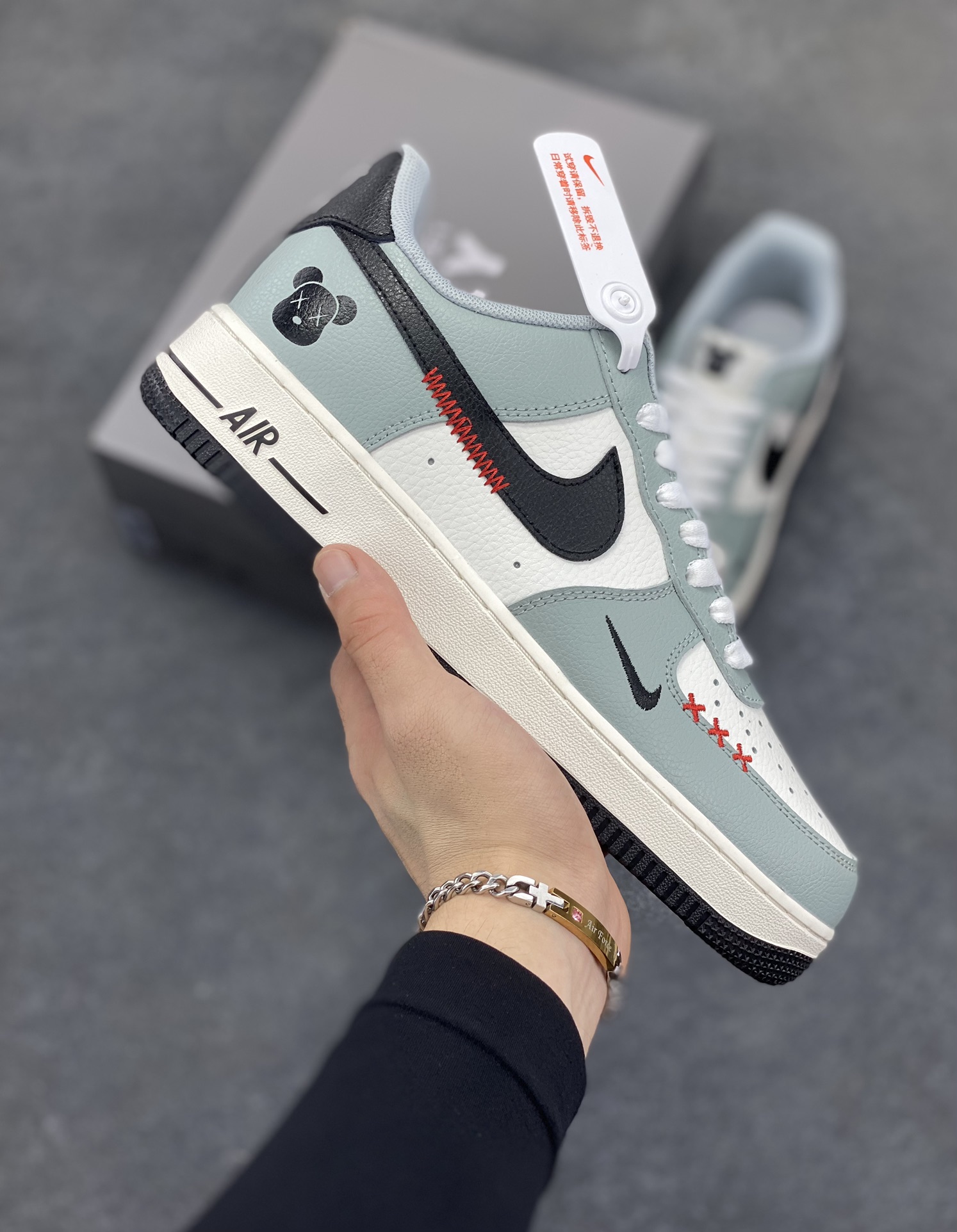 高端定制Nike Air Force 1 \'07 Low 暴力熊联名--- 白浅灰黑钩 高端定制 低帮休闲板鞋 定制鞋盒 大厂纯原品质出货 超高清洁度 皮料切割干净无任何毛边 细节完美 货号：AM1588-005 尺码：36 36.5 37.5 38 38.5 39 40 40.5 41 42 42.5 43 44 44.5 45-选品中心
