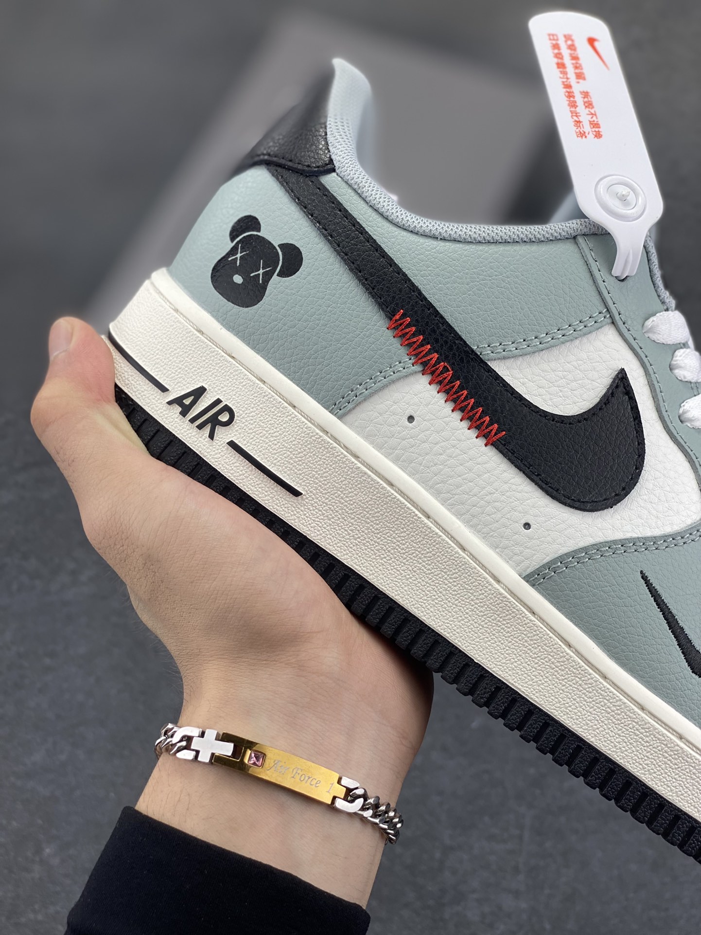 图片[6]-高端定制Nike Air Force 1 \’07 Low 暴力熊联名— 白浅灰黑钩 高端定制 低帮休闲板鞋 定制鞋盒 大厂纯原品质出货 超高清洁度 皮料切割干净无任何毛边 细节完美 货号：AM1588-005 尺码：36 36.5 37.5 38 38.5 39 40 40.5 41 42 42.5 43 44 44.5 45-选品中心