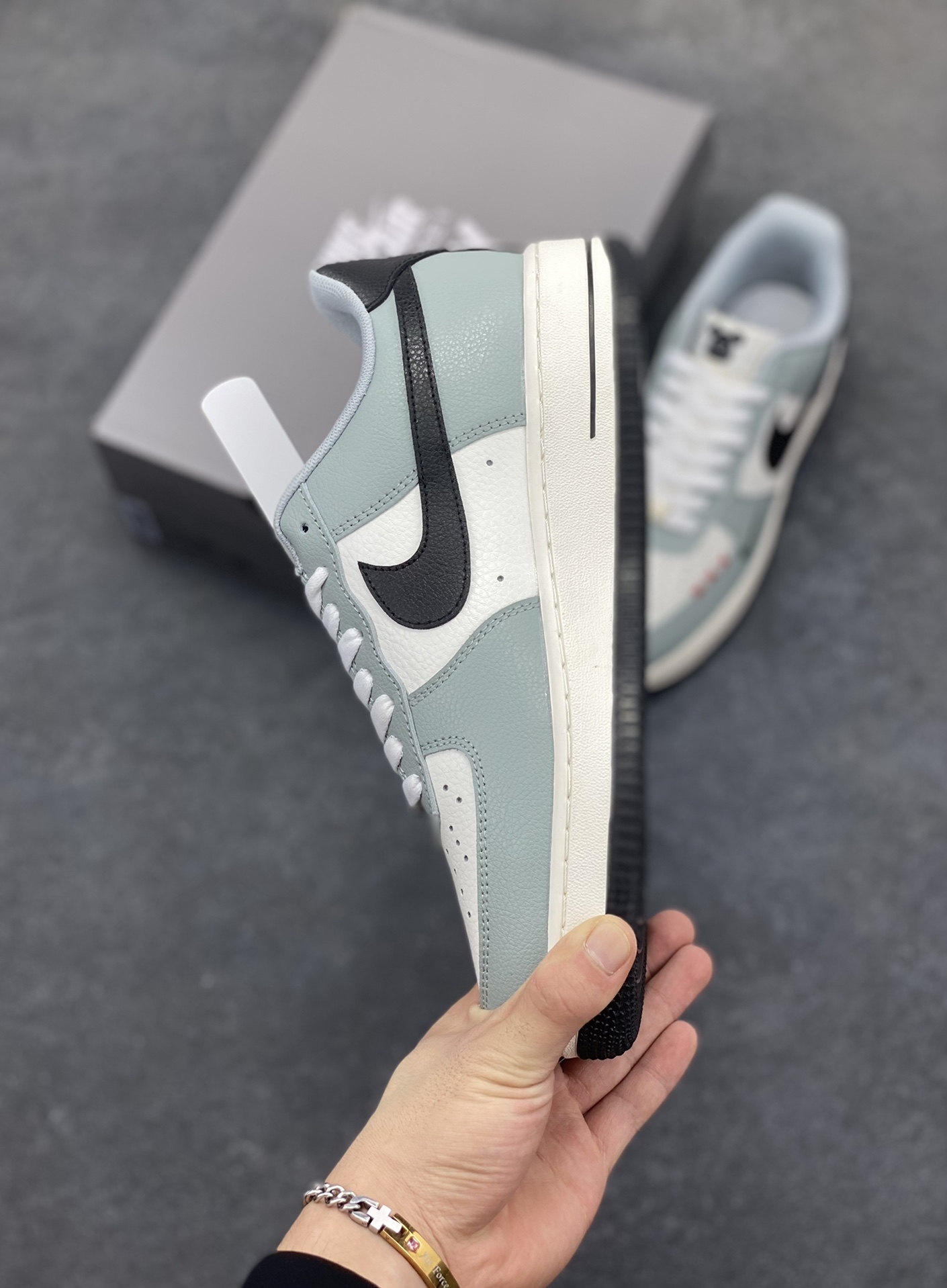 图片[3]-高端定制Nike Air Force 1 \’07 Low 暴力熊联名— 白浅灰黑钩 高端定制 低帮休闲板鞋 定制鞋盒 大厂纯原品质出货 超高清洁度 皮料切割干净无任何毛边 细节完美 货号：AM1588-005 尺码：36 36.5 37.5 38 38.5 39 40 40.5 41 42 42.5 43 44 44.5 45-选品中心