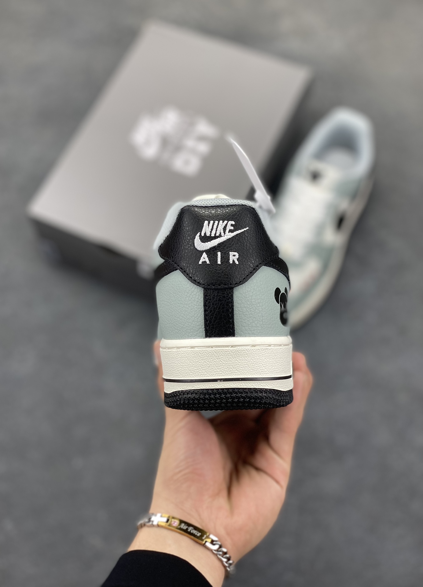 图片[4]-高端定制Nike Air Force 1 \’07 Low 暴力熊联名— 白浅灰黑钩 高端定制 低帮休闲板鞋 定制鞋盒 大厂纯原品质出货 超高清洁度 皮料切割干净无任何毛边 细节完美 货号：AM1588-005 尺码：36 36.5 37.5 38 38.5 39 40 40.5 41 42 42.5 43 44 44.5 45-选品中心