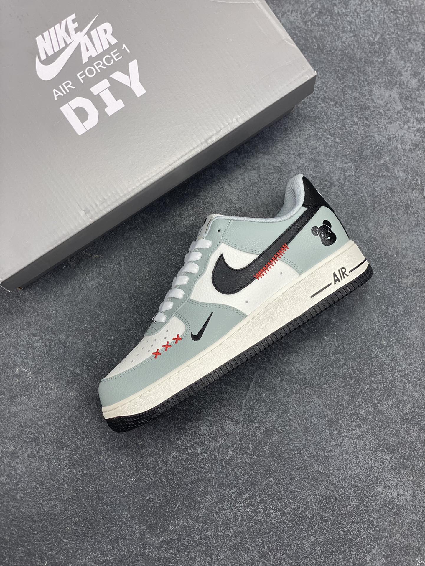 图片[7]-高端定制Nike Air Force 1 \’07 Low 暴力熊联名— 白浅灰黑钩 高端定制 低帮休闲板鞋 定制鞋盒 大厂纯原品质出货 超高清洁度 皮料切割干净无任何毛边 细节完美 货号：AM1588-005 尺码：36 36.5 37.5 38 38.5 39 40 40.5 41 42 42.5 43 44 44.5 45-选品中心