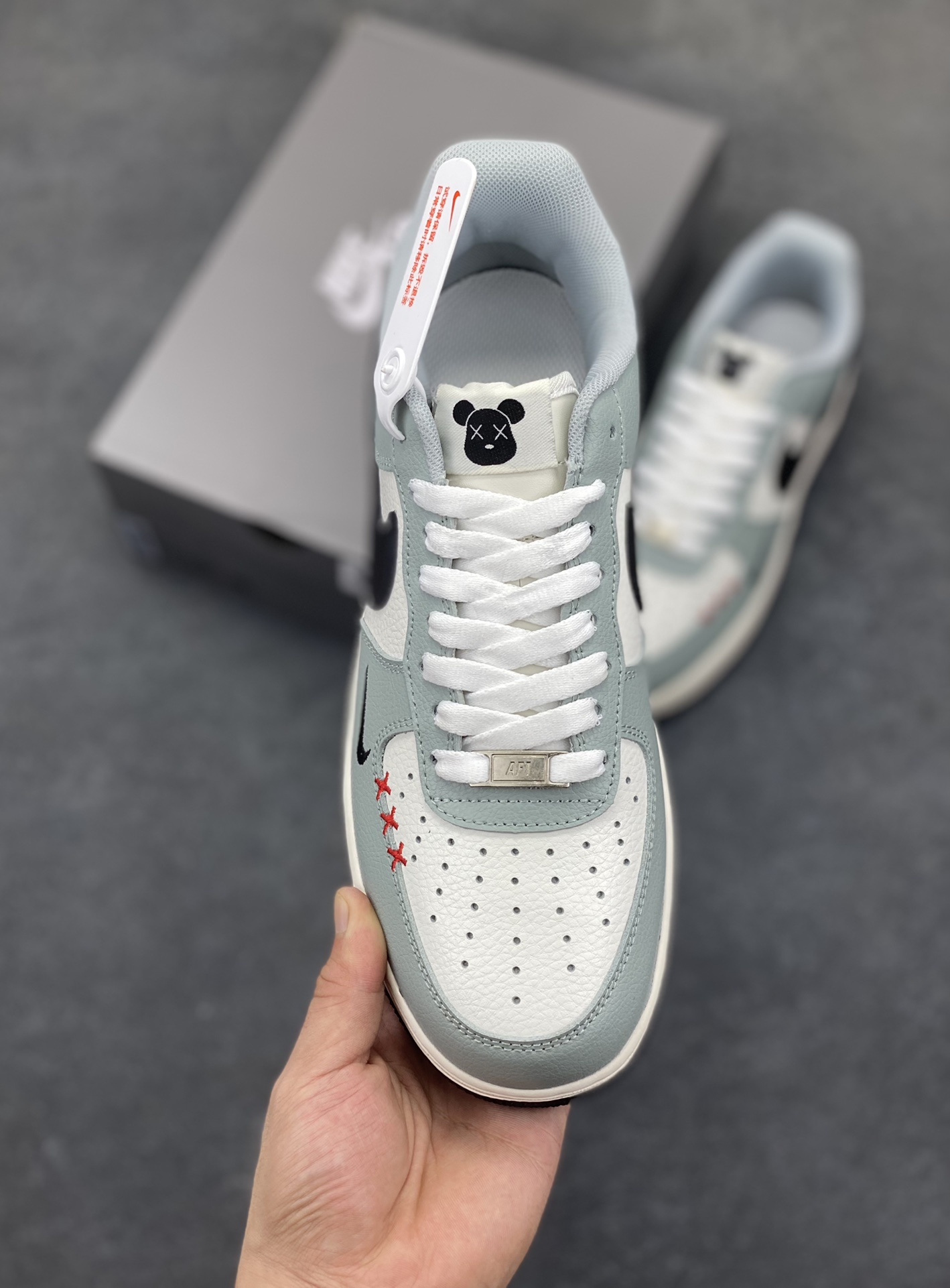 图片[2]-高端定制Nike Air Force 1 \’07 Low 暴力熊联名— 白浅灰黑钩 高端定制 低帮休闲板鞋 定制鞋盒 大厂纯原品质出货 超高清洁度 皮料切割干净无任何毛边 细节完美 货号：AM1588-005 尺码：36 36.5 37.5 38 38.5 39 40 40.5 41 42 42.5 43 44 44.5 45-选品中心