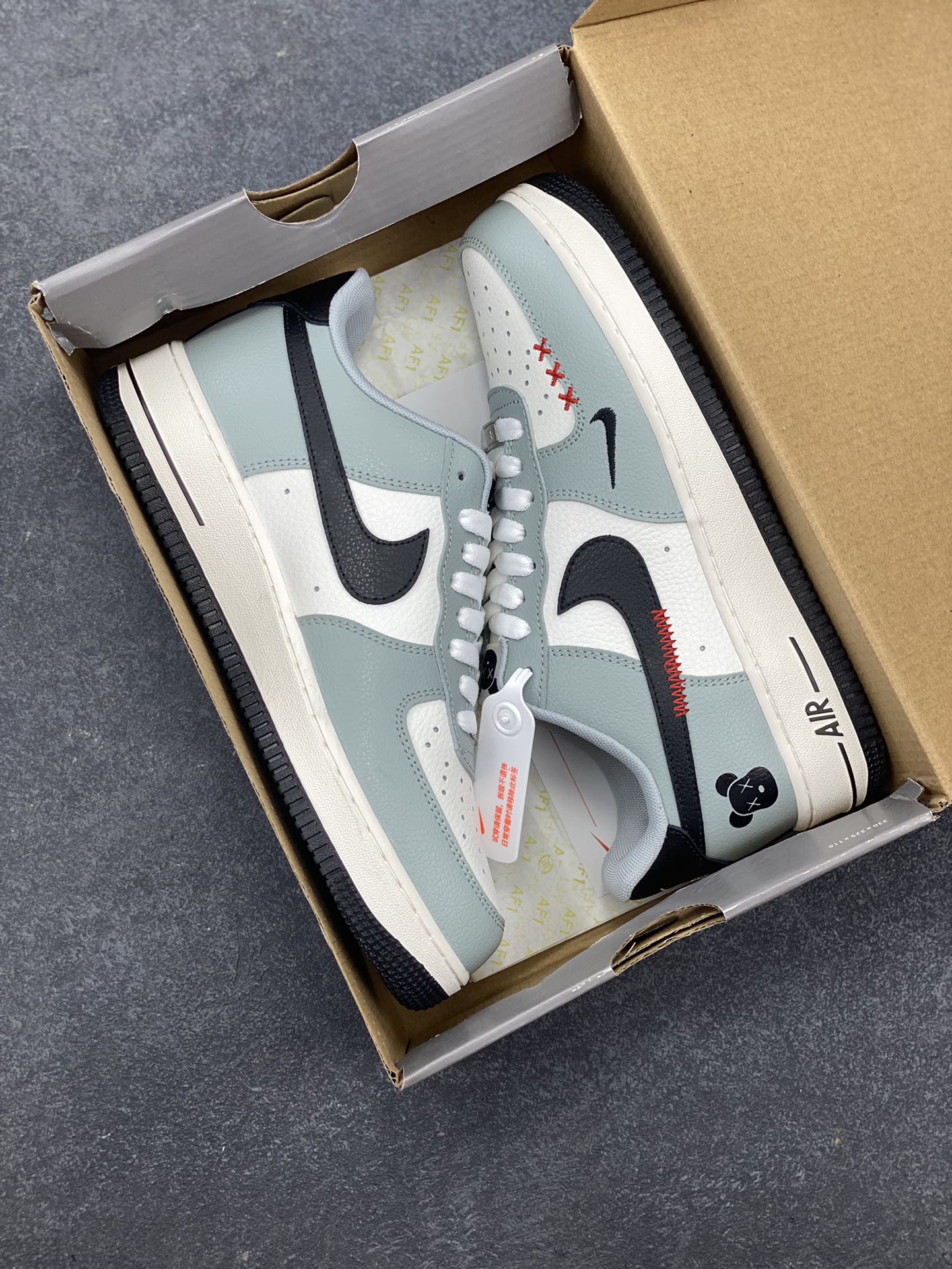 图片[9]-高端定制Nike Air Force 1 \’07 Low 暴力熊联名— 白浅灰黑钩 高端定制 低帮休闲板鞋 定制鞋盒 大厂纯原品质出货 超高清洁度 皮料切割干净无任何毛边 细节完美 货号：AM1588-005 尺码：36 36.5 37.5 38 38.5 39 40 40.5 41 42 42.5 43 44 44.5 45-选品中心