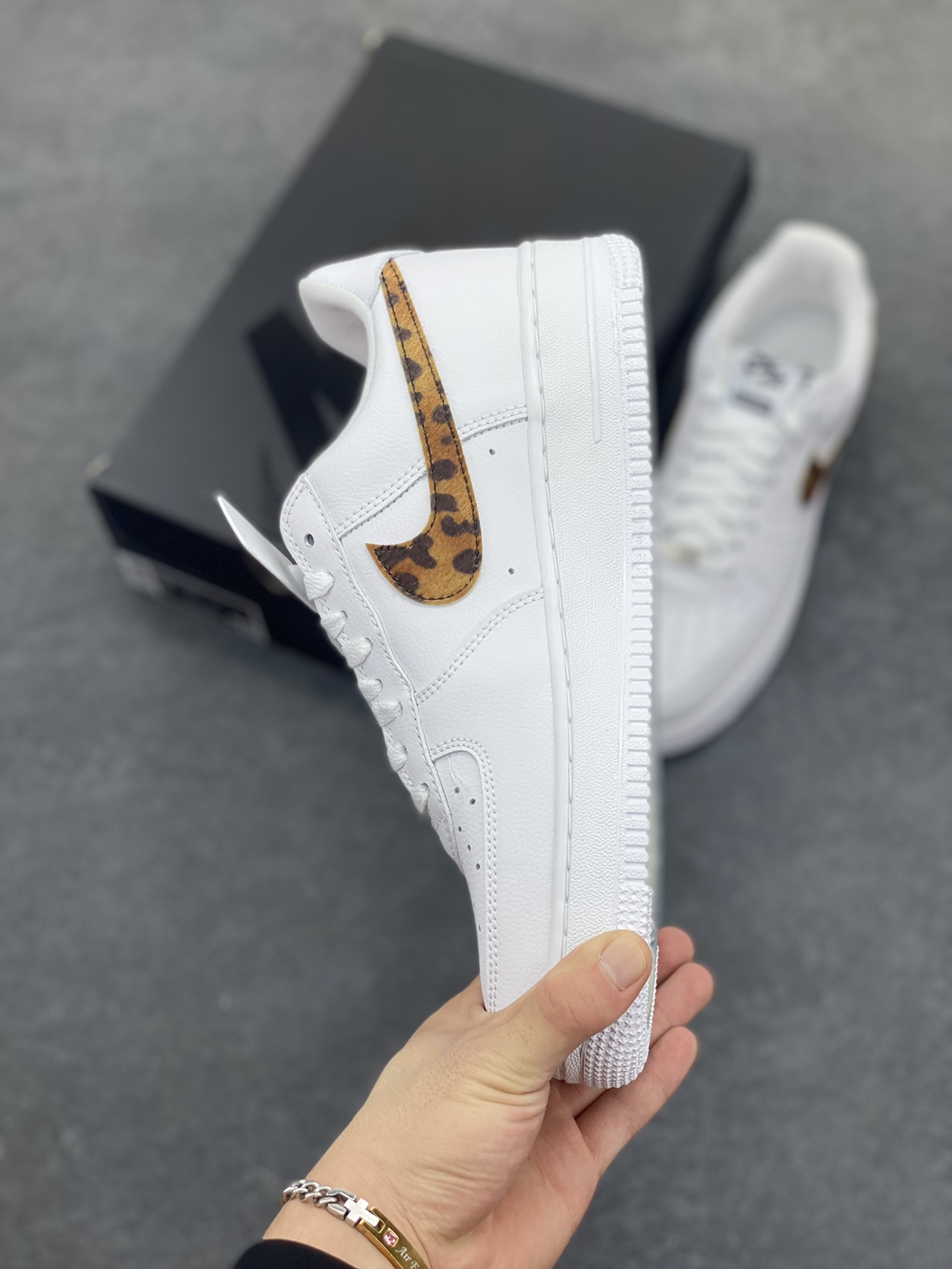 图片[3]-Sup x Goodenough x Air Force 1 Low 白棕豹纹钩 原楦头原纸板 打造纯正空军版型 #专注外贸渠道 全掌内置蜂窝气垫 #原盒配件 原厂中底钢印、拉帮完美 货号：IM3483-100 尺码：35.5 36 36.5 37.5 38 38.5 39 40 40.5 41 42 42.5 43 44 44.5 45-选品中心