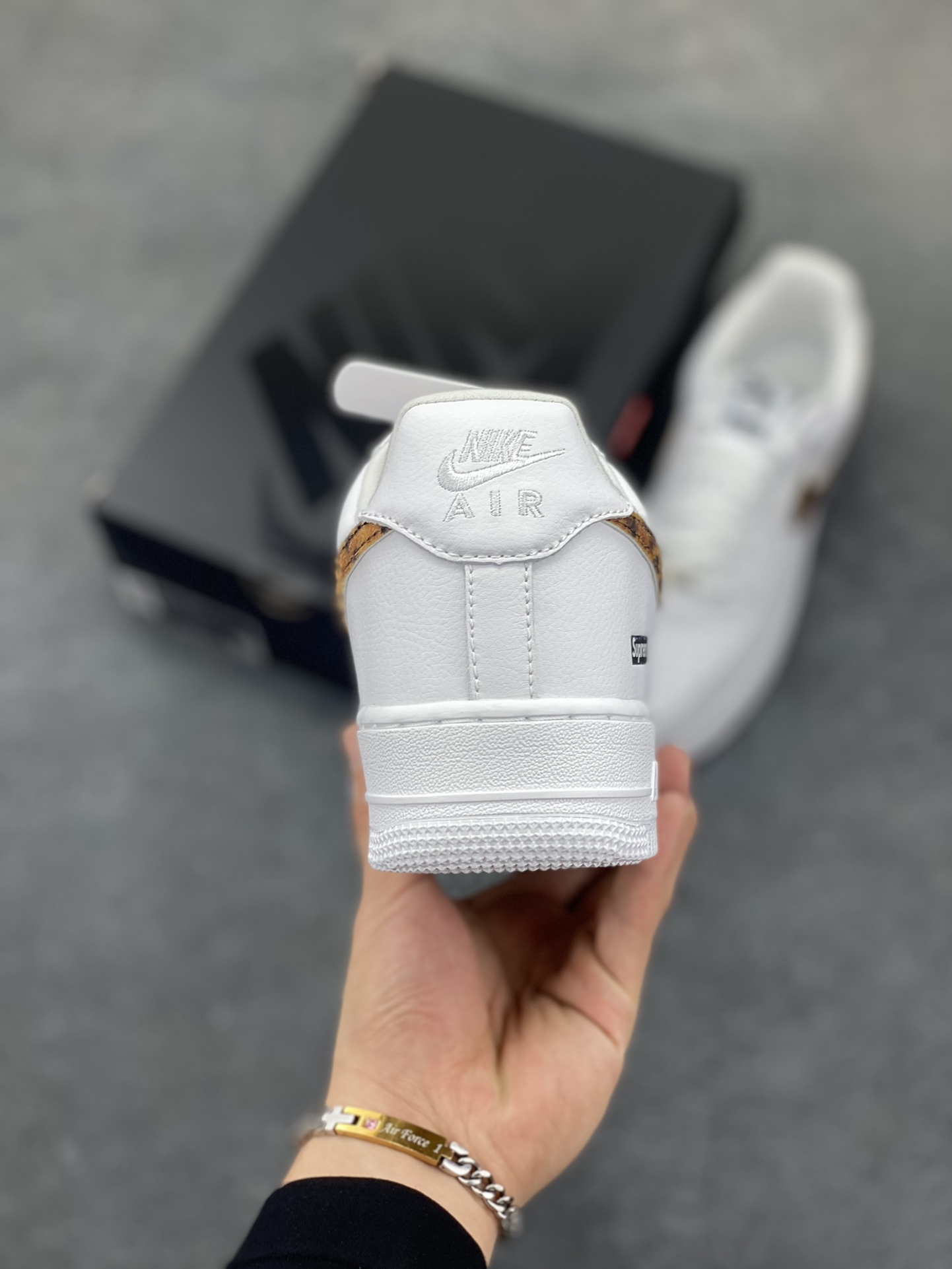 图片[4]-Sup x Goodenough x Air Force 1 Low 白棕豹纹钩 原楦头原纸板 打造纯正空军版型 #专注外贸渠道 全掌内置蜂窝气垫 #原盒配件 原厂中底钢印、拉帮完美 货号：IM3483-100 尺码：35.5 36 36.5 37.5 38 38.5 39 40 40.5 41 42 42.5 43 44 44.5 45-选品中心