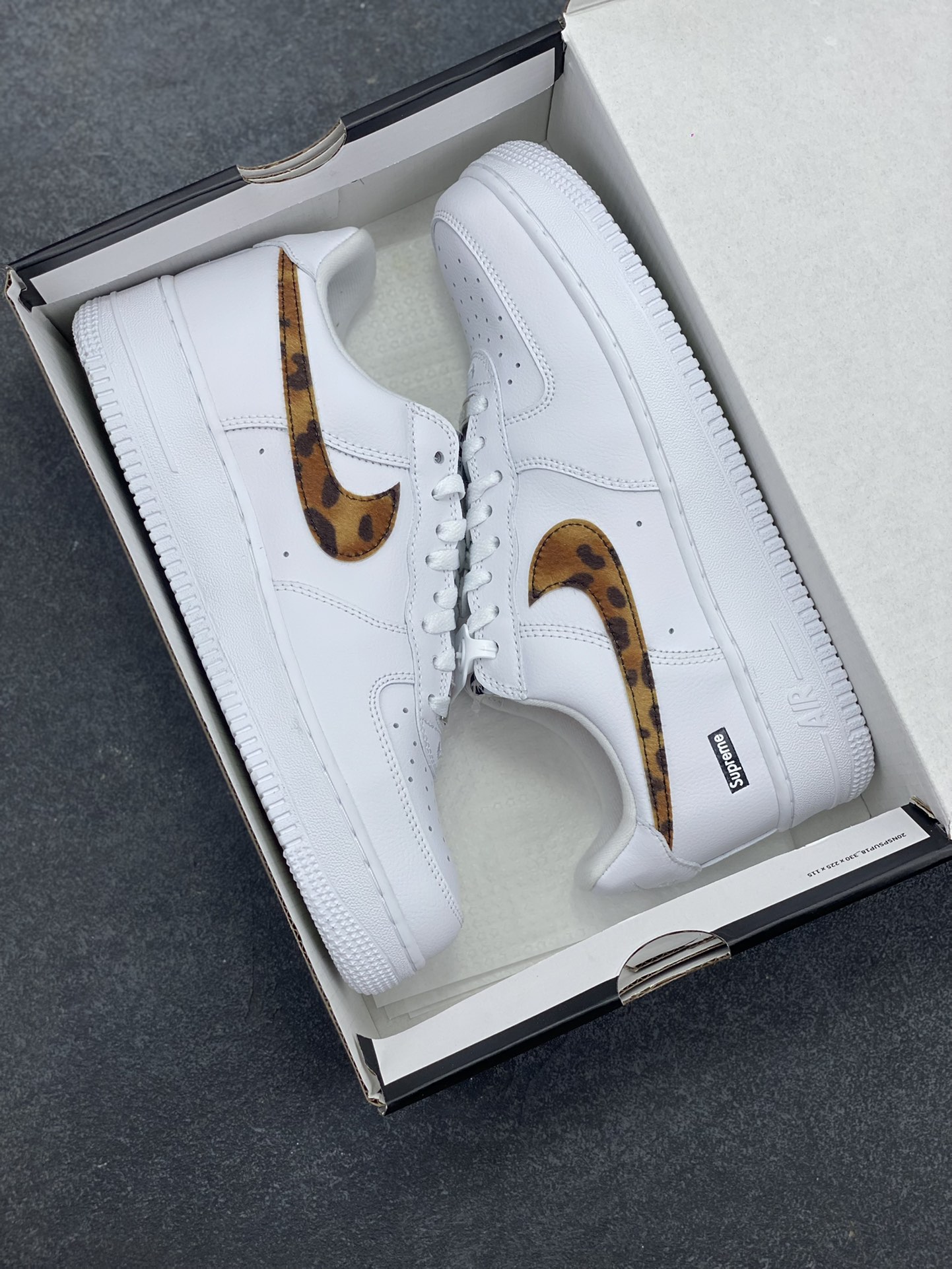 图片[9]-Sup x Goodenough x Air Force 1 Low 白棕豹纹钩 原楦头原纸板 打造纯正空军版型 #专注外贸渠道 全掌内置蜂窝气垫 #原盒配件 原厂中底钢印、拉帮完美 货号：IM3483-100 尺码：35.5 36 36.5 37.5 38 38.5 39 40 40.5 41 42 42.5 43 44 44.5 45-选品中心