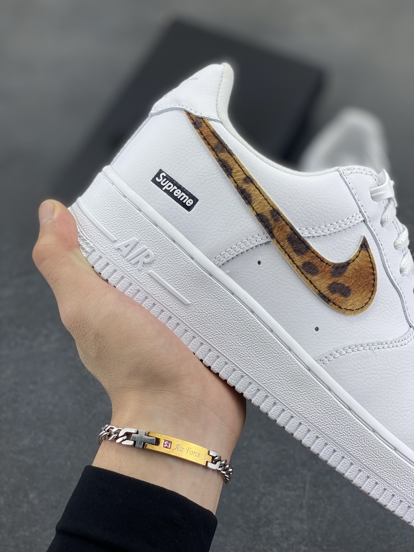 图片[6]-Sup x Goodenough x Air Force 1 Low 白棕豹纹钩 原楦头原纸板 打造纯正空军版型 #专注外贸渠道 全掌内置蜂窝气垫 #原盒配件 原厂中底钢印、拉帮完美 货号：IM3483-100 尺码：35.5 36 36.5 37.5 38 38.5 39 40 40.5 41 42 42.5 43 44 44.5 45-选品中心