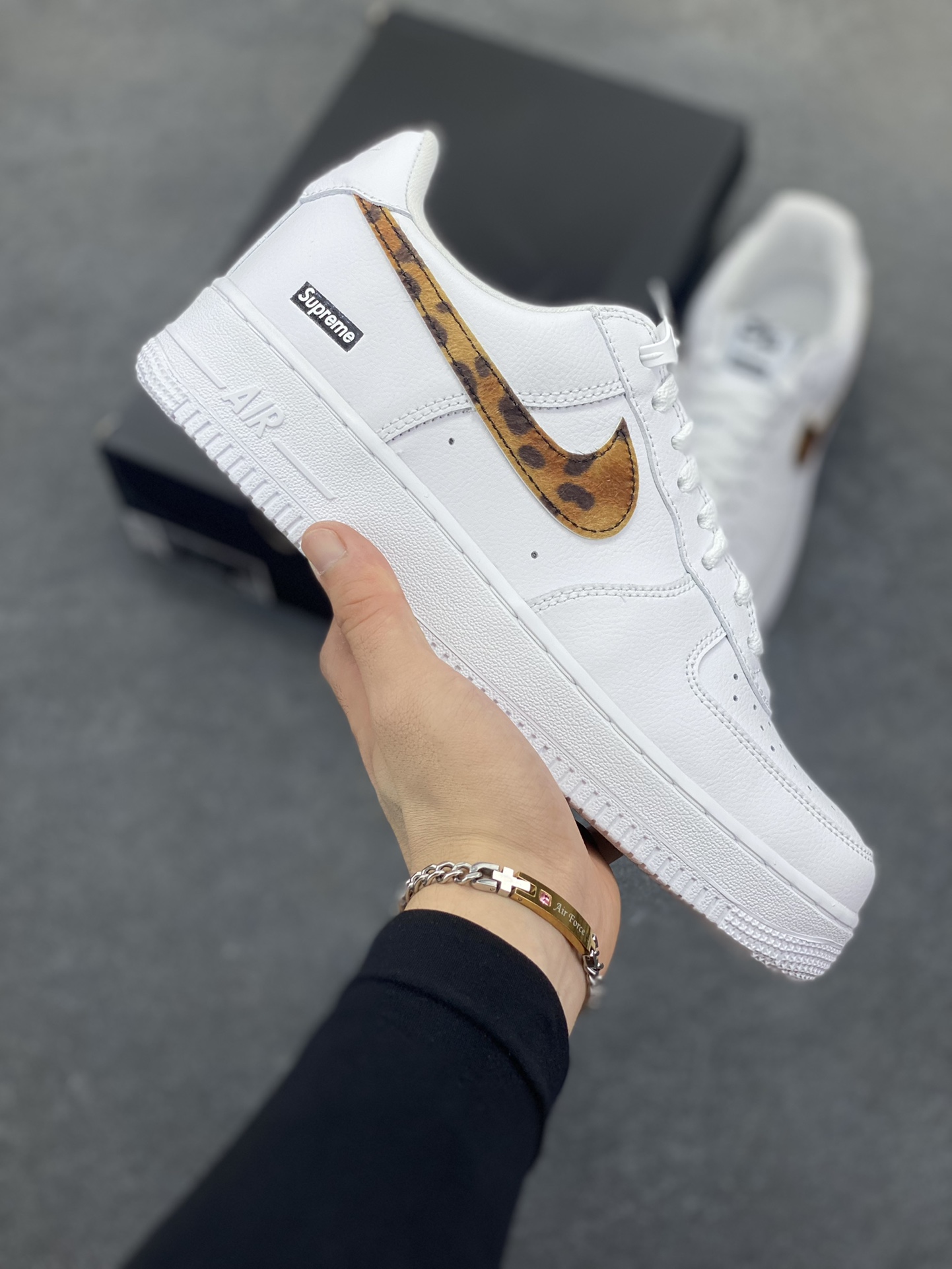 Sup x Goodenough x Air Force 1 Low 白棕豹纹钩 原楦头原纸板 打造纯正空军版型 #专注外贸渠道 全掌内置蜂窝气垫 #原盒配件 原厂中底钢印、拉帮完美 货号:IM3483-100 尺码:35.5 36 36.5 37.5 38 38.5 39 40 40.5 41 42 42.5 43 44 44.5 45-选品中心