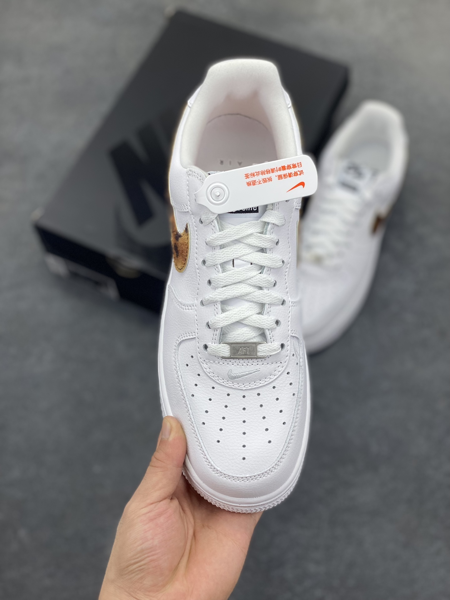 图片[2]-Sup x Goodenough x Air Force 1 Low 白棕豹纹钩 原楦头原纸板 打造纯正空军版型 #专注外贸渠道 全掌内置蜂窝气垫 #原盒配件 原厂中底钢印、拉帮完美 货号：IM3483-100 尺码：35.5 36 36.5 37.5 38 38.5 39 40 40.5 41 42 42.5 43 44 44.5 45-选品中心