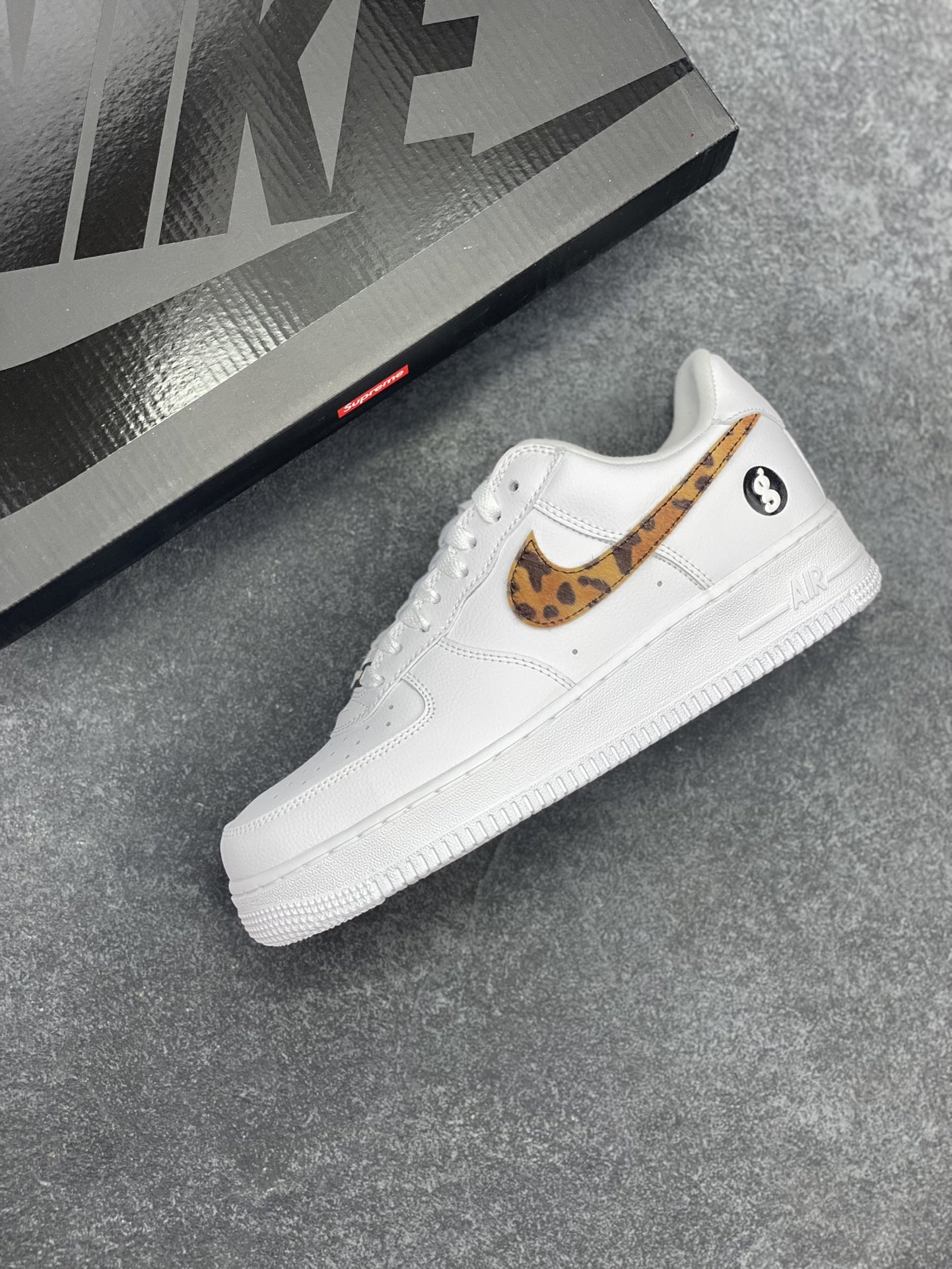 图片[7]-Sup x Goodenough x Air Force 1 Low 白棕豹纹钩 原楦头原纸板 打造纯正空军版型 #专注外贸渠道 全掌内置蜂窝气垫 #原盒配件 原厂中底钢印、拉帮完美 货号：IM3483-100 尺码：35.5 36 36.5 37.5 38 38.5 39 40 40.5 41 42 42.5 43 44 44.5 45-选品中心