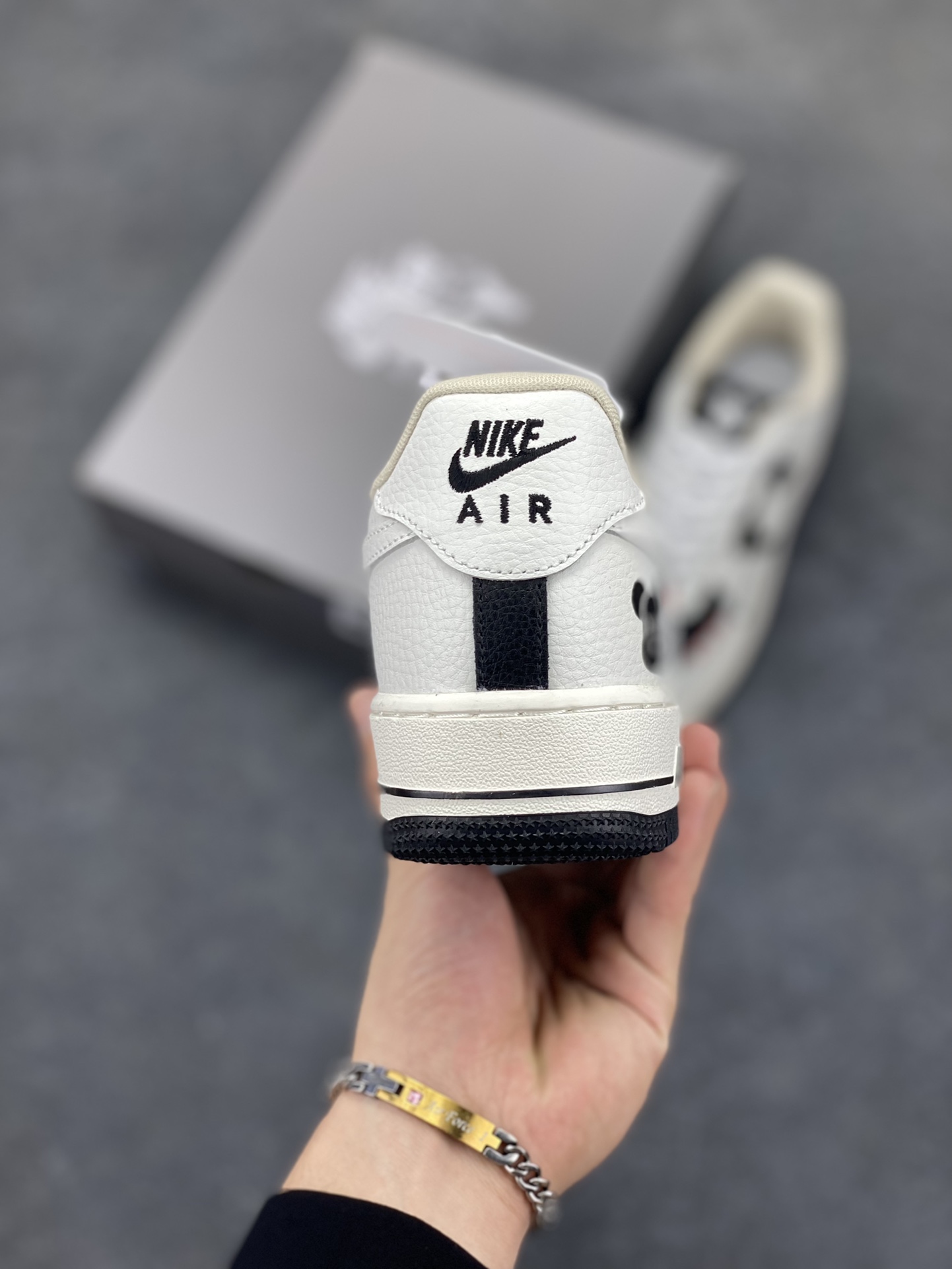 图片[4]-高端定制Nike Air Force 1 \’07 Low 暴力熊联名— 米白插线 高端定制 低帮休闲板鞋 定制鞋盒 大厂纯原品质出货 超高清洁度 皮料切割干净无任何毛边 细节完美 货号：AM1588-004 尺码：36 36.5 37.5 38 38.5 39 40 40.5 41 42 42.5 43 44 44.5 45-选品中心