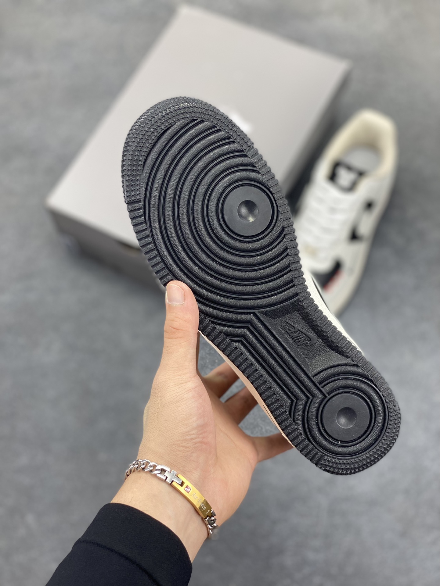 图片[5]-高端定制Nike Air Force 1 \’07 Low 暴力熊联名— 米白插线 高端定制 低帮休闲板鞋 定制鞋盒 大厂纯原品质出货 超高清洁度 皮料切割干净无任何毛边 细节完美 货号：AM1588-004 尺码：36 36.5 37.5 38 38.5 39 40 40.5 41 42 42.5 43 44 44.5 45-选品中心