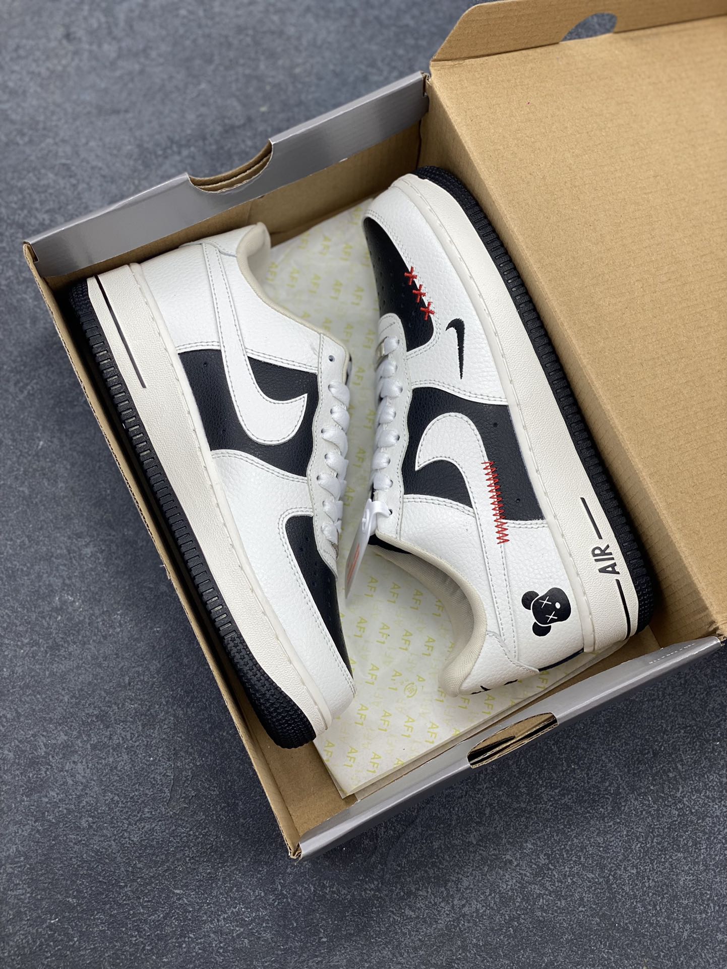 图片[9]-高端定制Nike Air Force 1 \’07 Low 暴力熊联名— 米白插线 高端定制 低帮休闲板鞋 定制鞋盒 大厂纯原品质出货 超高清洁度 皮料切割干净无任何毛边 细节完美 货号：AM1588-004 尺码：36 36.5 37.5 38 38.5 39 40 40.5 41 42 42.5 43 44 44.5 45-选品中心