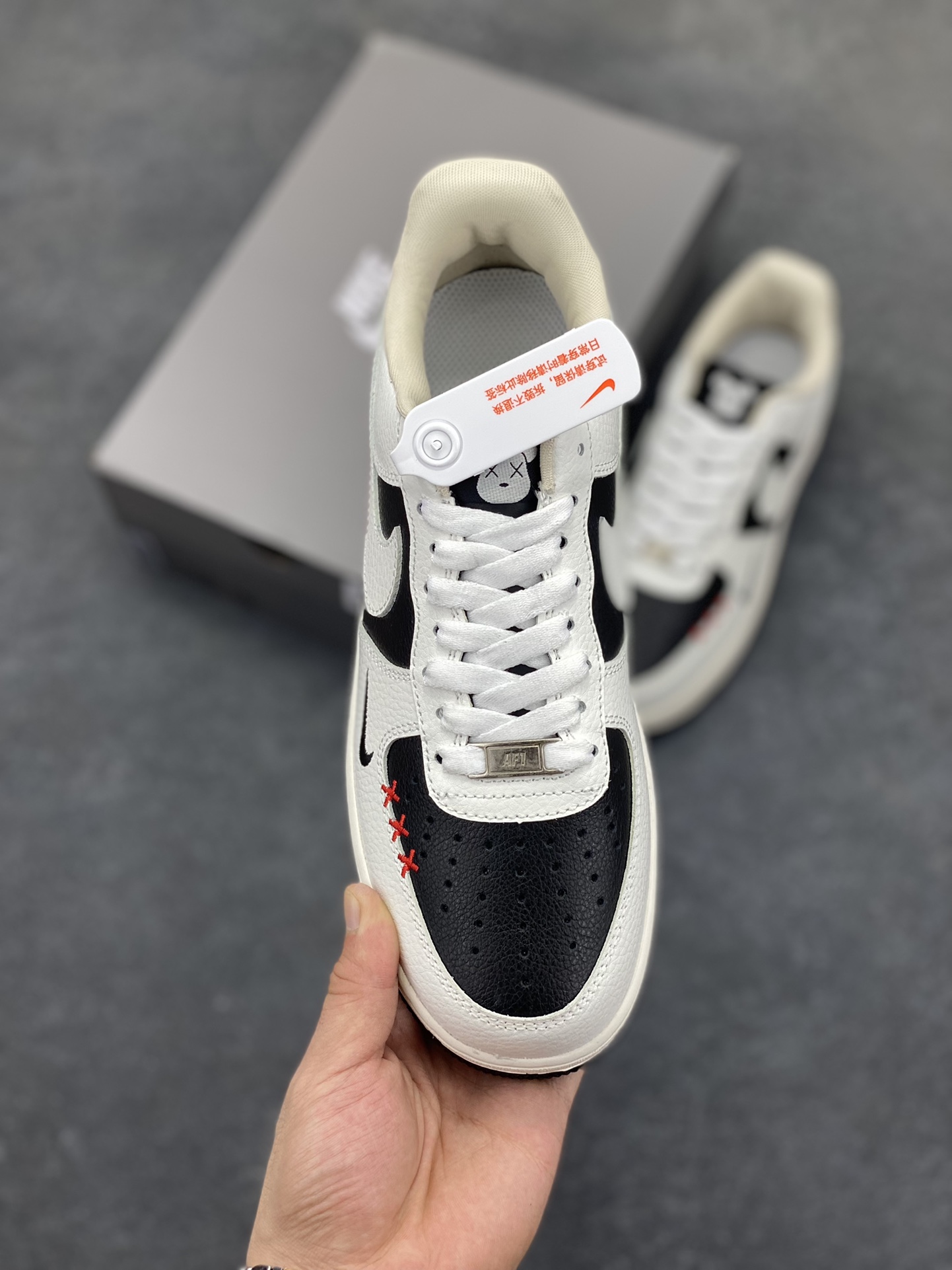 图片[2]-高端定制Nike Air Force 1 \’07 Low 暴力熊联名— 米白插线 高端定制 低帮休闲板鞋 定制鞋盒 大厂纯原品质出货 超高清洁度 皮料切割干净无任何毛边 细节完美 货号：AM1588-004 尺码：36 36.5 37.5 38 38.5 39 40 40.5 41 42 42.5 43 44 44.5 45-选品中心