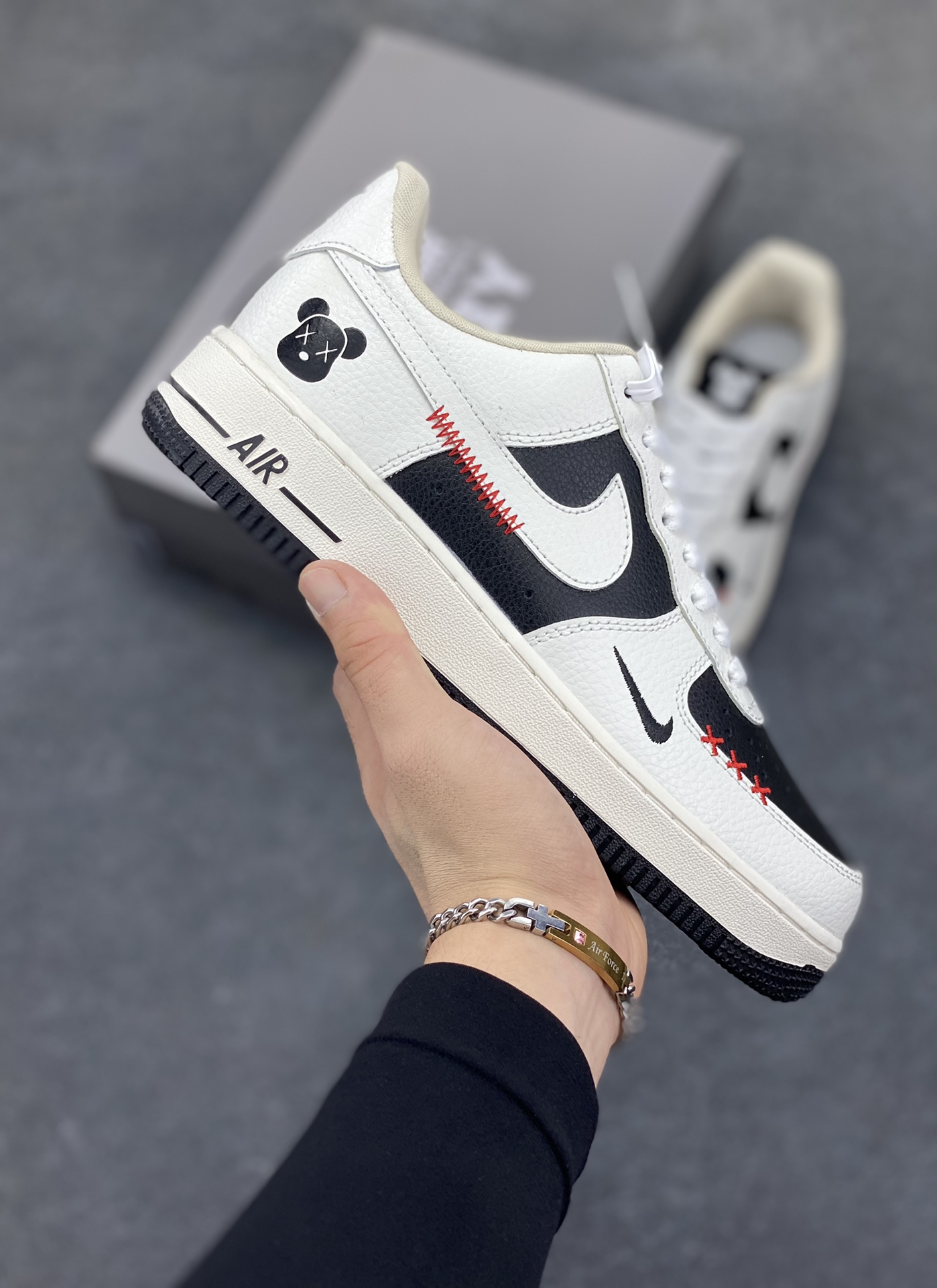 高端定制Nike Air Force 1 \'07 Low 暴力熊联名--- 米白插线 高端定制 低帮休闲板鞋 定制鞋盒 大厂纯原品质出货 超高清洁度 皮料切割干净无任何毛边 细节完美 货号：AM1588-004 尺码：36 36.5 37.5 38 38.5 39 40 40.5 41 42 42.5 43 44 44.5 45-选品中心