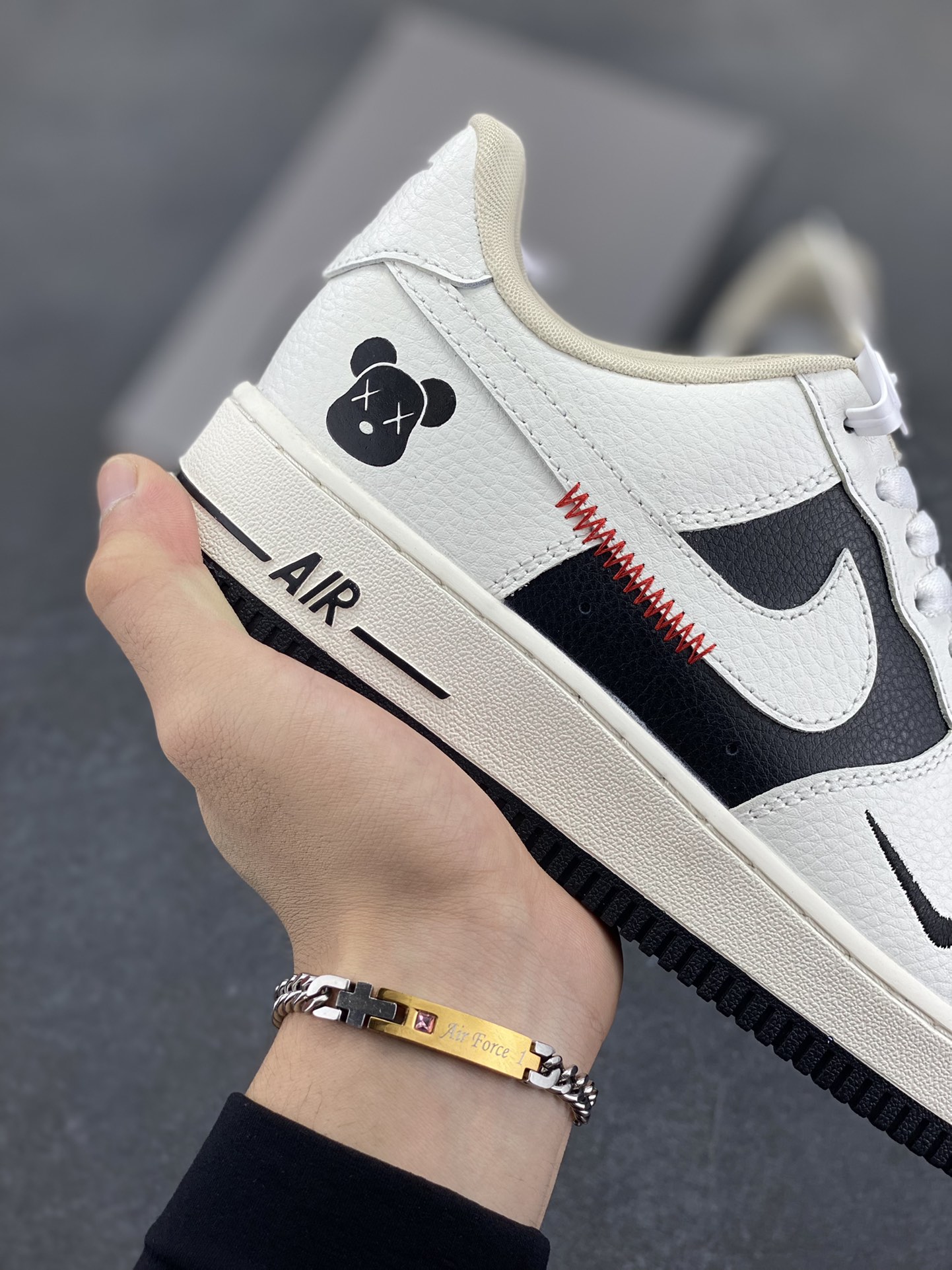 图片[6]-高端定制Nike Air Force 1 \’07 Low 暴力熊联名— 米白插线 高端定制 低帮休闲板鞋 定制鞋盒 大厂纯原品质出货 超高清洁度 皮料切割干净无任何毛边 细节完美 货号：AM1588-004 尺码：36 36.5 37.5 38 38.5 39 40 40.5 41 42 42.5 43 44 44.5 45-选品中心
