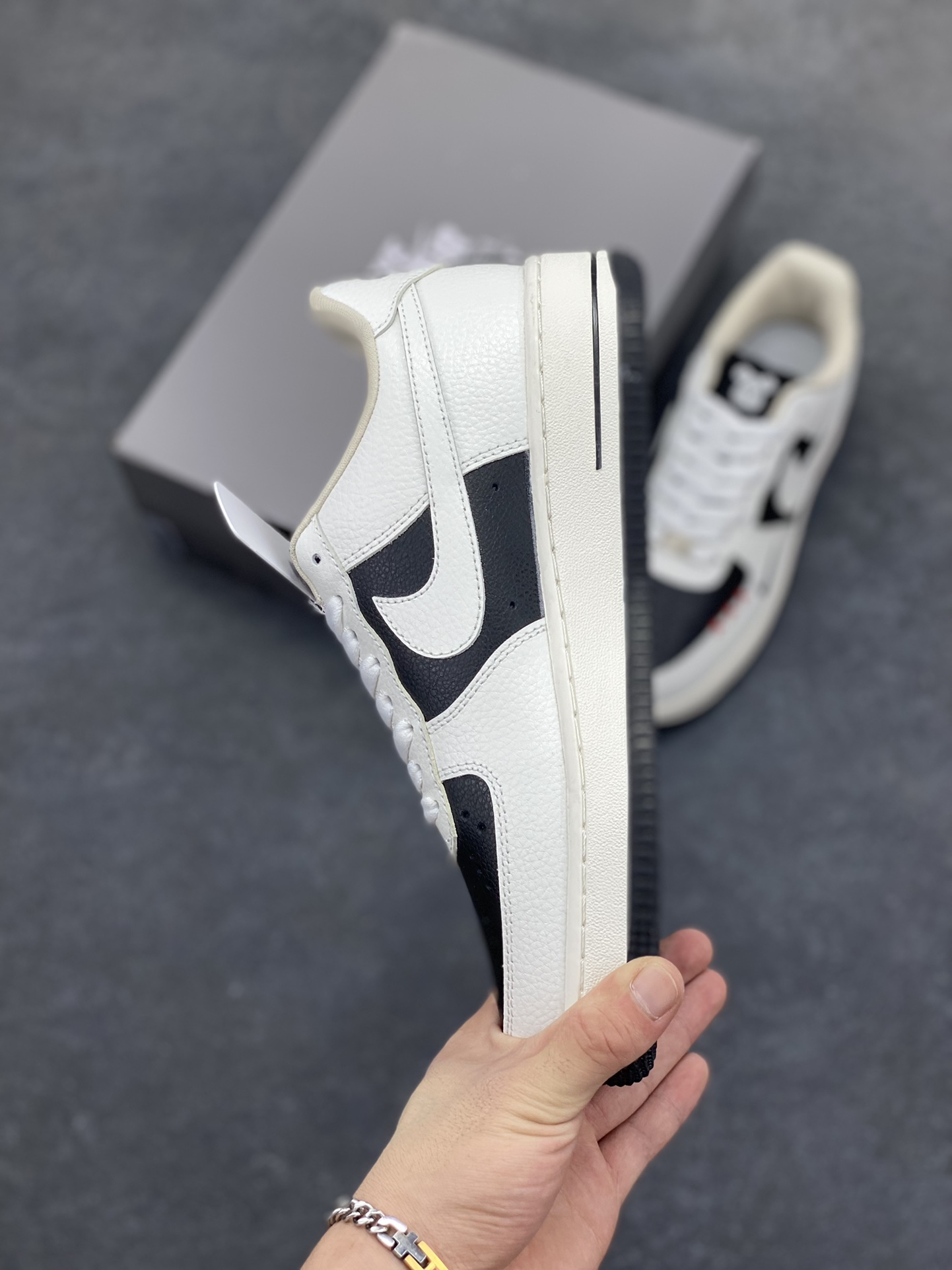 图片[3]-高端定制Nike Air Force 1 \’07 Low 暴力熊联名— 米白插线 高端定制 低帮休闲板鞋 定制鞋盒 大厂纯原品质出货 超高清洁度 皮料切割干净无任何毛边 细节完美 货号：AM1588-004 尺码：36 36.5 37.5 38 38.5 39 40 40.5 41 42 42.5 43 44 44.5 45-选品中心