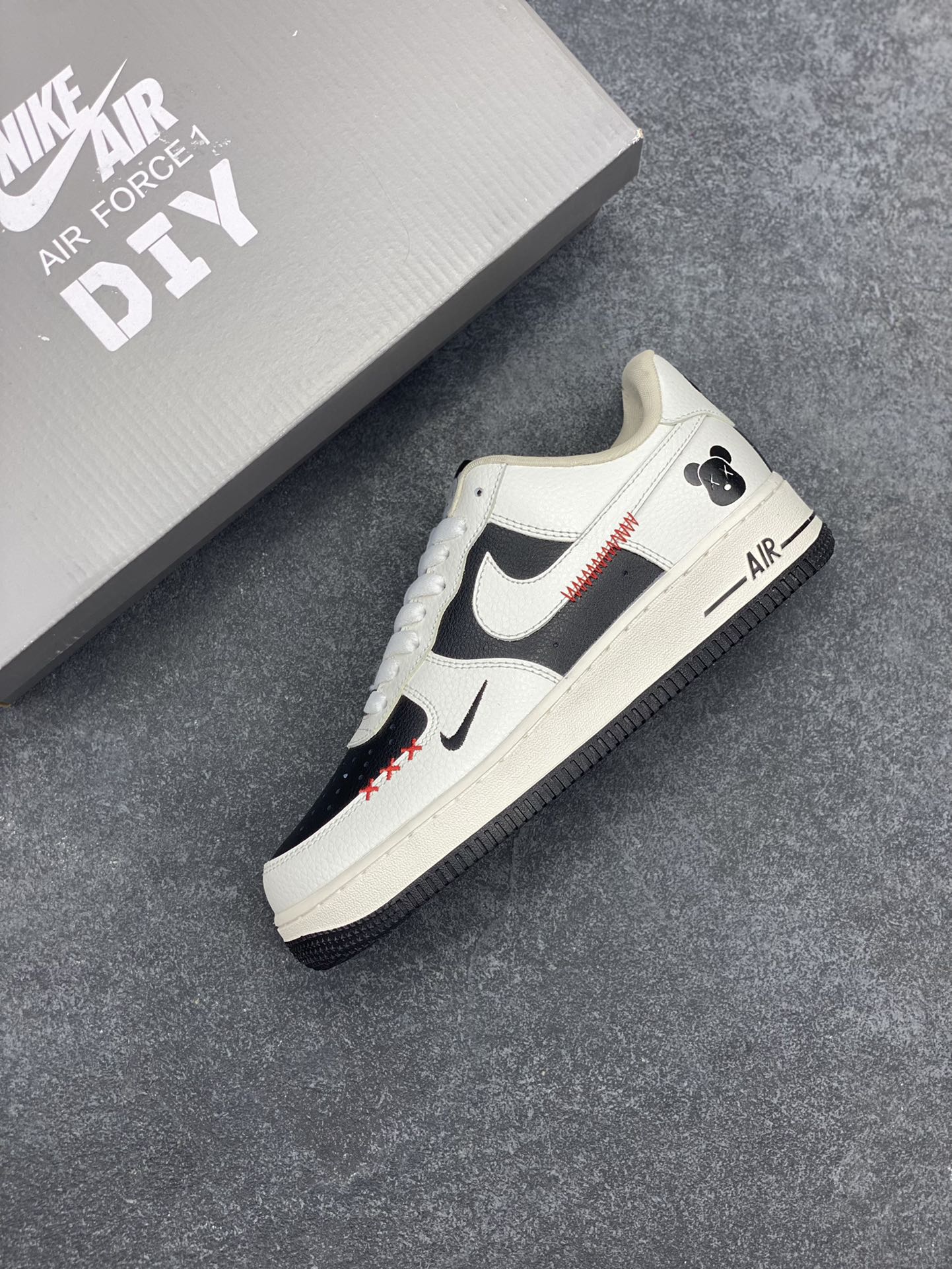 图片[7]-高端定制Nike Air Force 1 \’07 Low 暴力熊联名— 米白插线 高端定制 低帮休闲板鞋 定制鞋盒 大厂纯原品质出货 超高清洁度 皮料切割干净无任何毛边 细节完美 货号：AM1588-004 尺码：36 36.5 37.5 38 38.5 39 40 40.5 41 42 42.5 43 44 44.5 45-选品中心