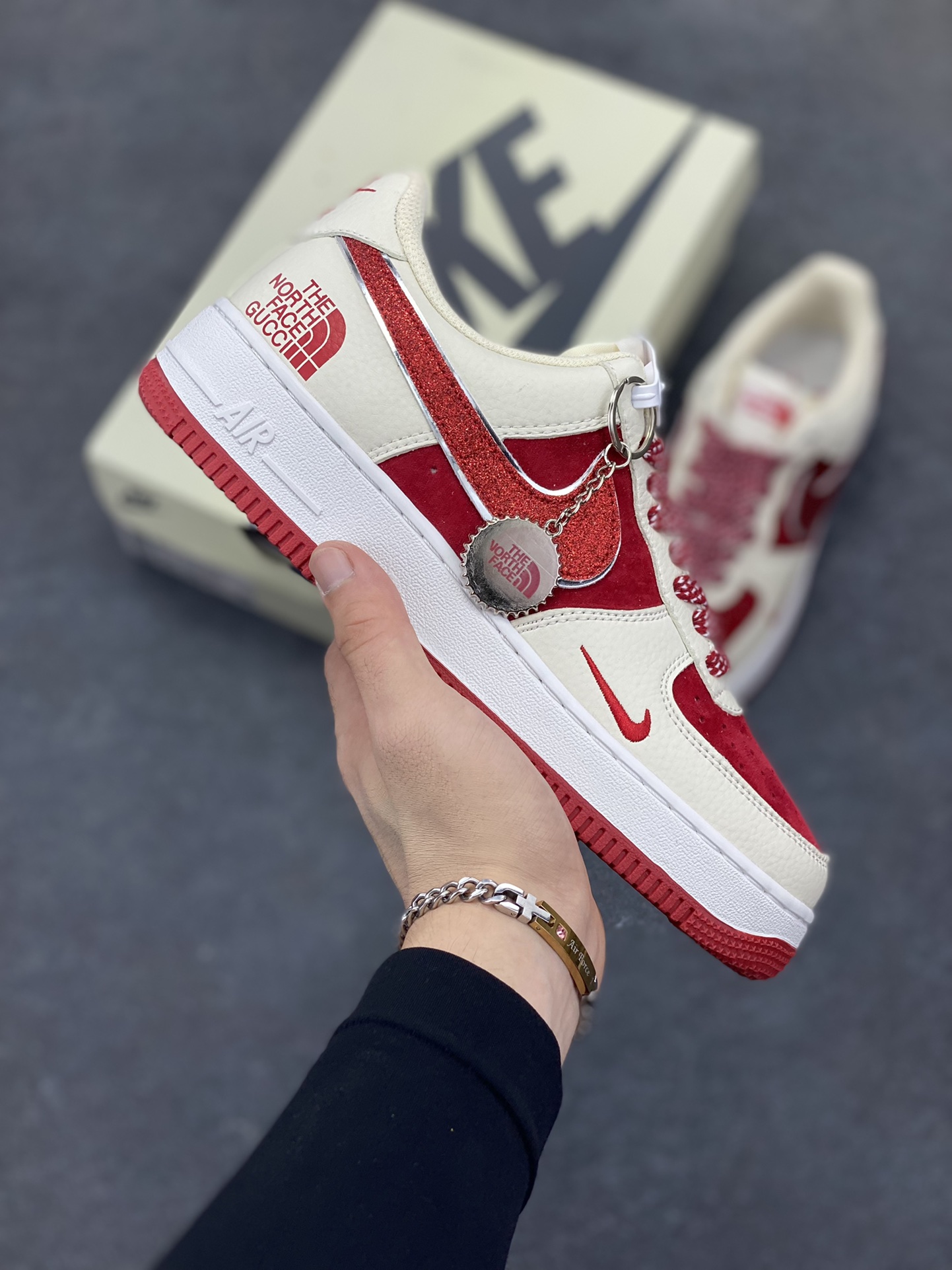 Nike Air Force 1 Low 空军一号低帮百搭休闲运动板鞋。柔软、弹性十足的缓震性能和出色的中底设计,横跨复古与现代的外型结合,造就出风靡全球三十多年的Force 1,直到今天还深受青睐。 货号:DQ7659-108 尺码:36 36.5 37.5 38 38.5 39 40 40.5 41 42 42.5 43 44 44.5 45-选品中心