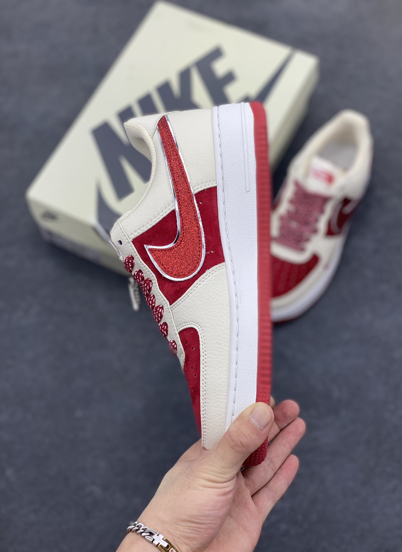 图片[3]-Nike Air Force 1 Low 空军一号低帮百搭休闲运动板鞋。柔软、弹性十足的缓震性能和出色的中底设计，横跨复古与现代的外型结合，造就出风靡全球三十多年的Force 1，直到今天还深受青睐。 货号：DQ7659-108 尺码：36 36.5 37.5 38 38.5 39 40 40.5 41 42 42.5 43 44 44.5 45-选品中心