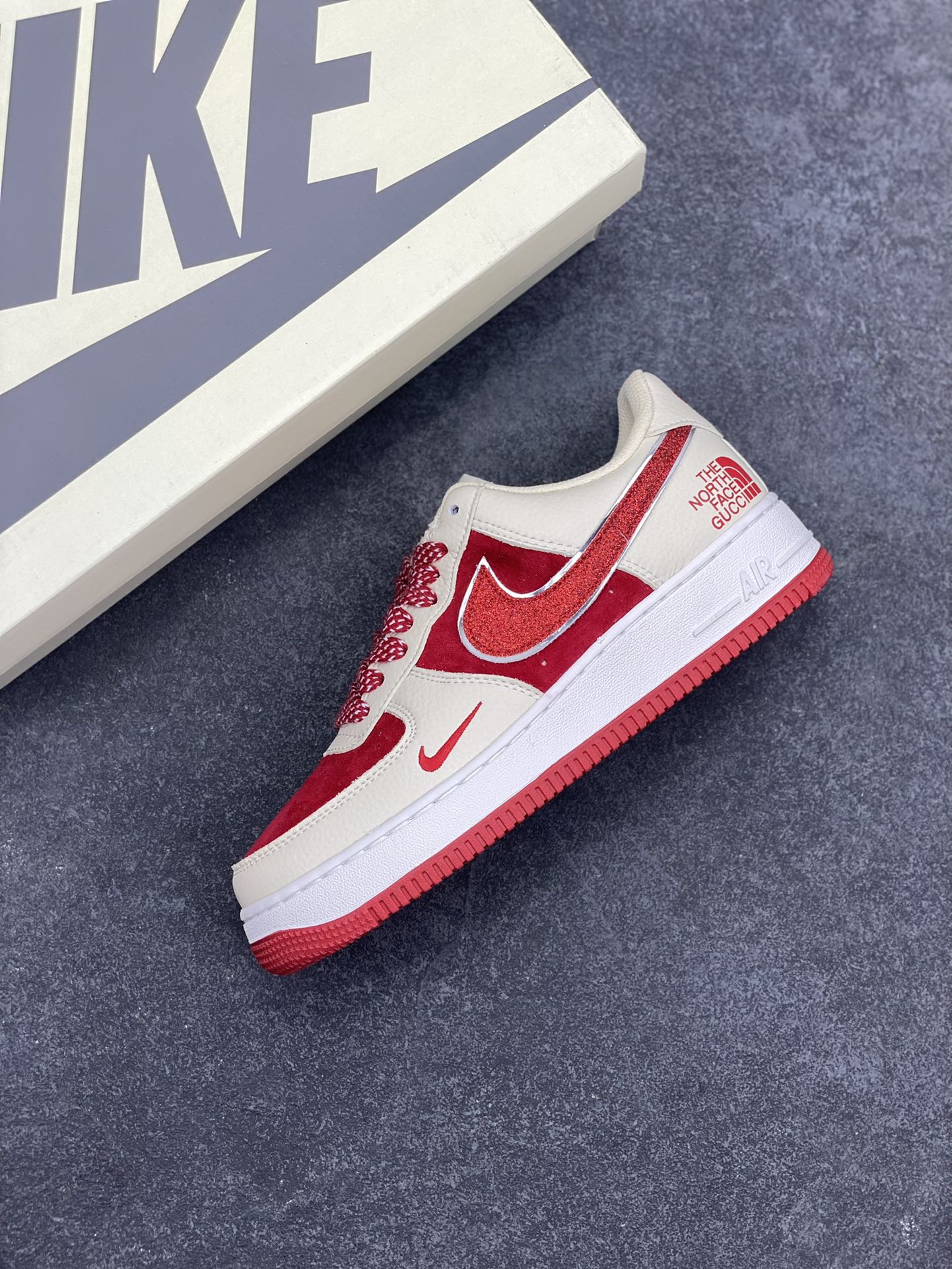 图片[7]-Nike Air Force 1 Low 空军一号低帮百搭休闲运动板鞋。柔软、弹性十足的缓震性能和出色的中底设计，横跨复古与现代的外型结合，造就出风靡全球三十多年的Force 1，直到今天还深受青睐。 货号：DQ7659-108 尺码：36 36.5 37.5 38 38.5 39 40 40.5 41 42 42.5 43 44 44.5 45-选品中心
