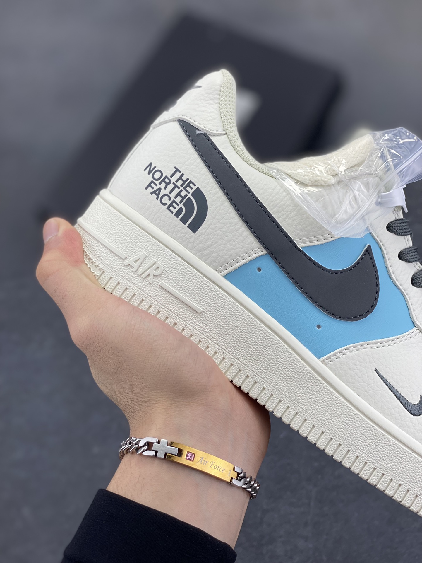 图片[6]-NIke Air Force 1 \’07 Low “北面联名——米浅蓝灰勾”空军一号 低帮 运动鞋 休闲鞋 折边针车 工艺难度大 原楦头原纸板 原装鞋盒 定制五金配件 内置全掌气垫 原厂鞋底 货号：CS5288-026 尺码：36 36.5 37.5 38 38.5 39 40 40.5 41 42 42.5 43 44 44.5 45-选品中心