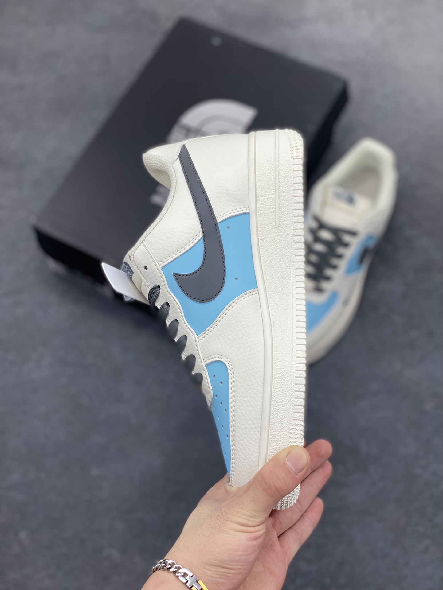图片[3]-NIke Air Force 1 \’07 Low “北面联名——米浅蓝灰勾”空军一号 低帮 运动鞋 休闲鞋 折边针车 工艺难度大 原楦头原纸板 原装鞋盒 定制五金配件 内置全掌气垫 原厂鞋底 货号：CS5288-026 尺码：36 36.5 37.5 38 38.5 39 40 40.5 41 42 42.5 43 44 44.5 45-选品中心