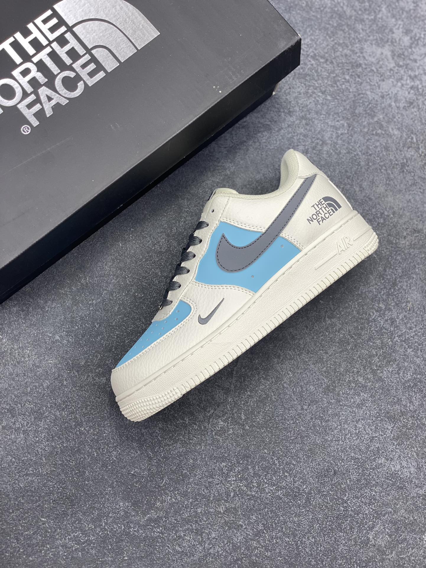 图片[7]-NIke Air Force 1 \’07 Low “北面联名——米浅蓝灰勾”空军一号 低帮 运动鞋 休闲鞋 折边针车 工艺难度大 原楦头原纸板 原装鞋盒 定制五金配件 内置全掌气垫 原厂鞋底 货号：CS5288-026 尺码：36 36.5 37.5 38 38.5 39 40 40.5 41 42 42.5 43 44 44.5 45-选品中心