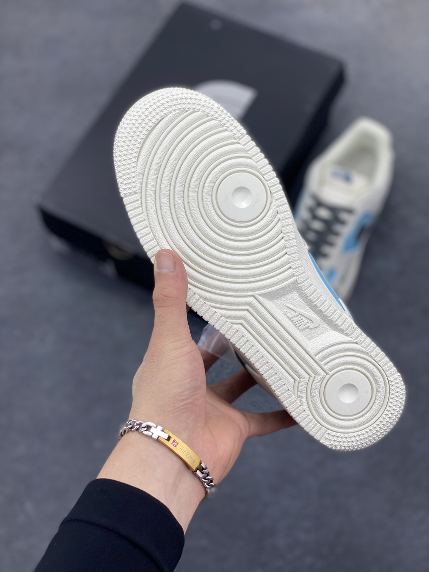图片[5]-NIke Air Force 1 \’07 Low “北面联名——米浅蓝灰勾”空军一号 低帮 运动鞋 休闲鞋 折边针车 工艺难度大 原楦头原纸板 原装鞋盒 定制五金配件 内置全掌气垫 原厂鞋底 货号：CS5288-026 尺码：36 36.5 37.5 38 38.5 39 40 40.5 41 42 42.5 43 44 44.5 45-选品中心