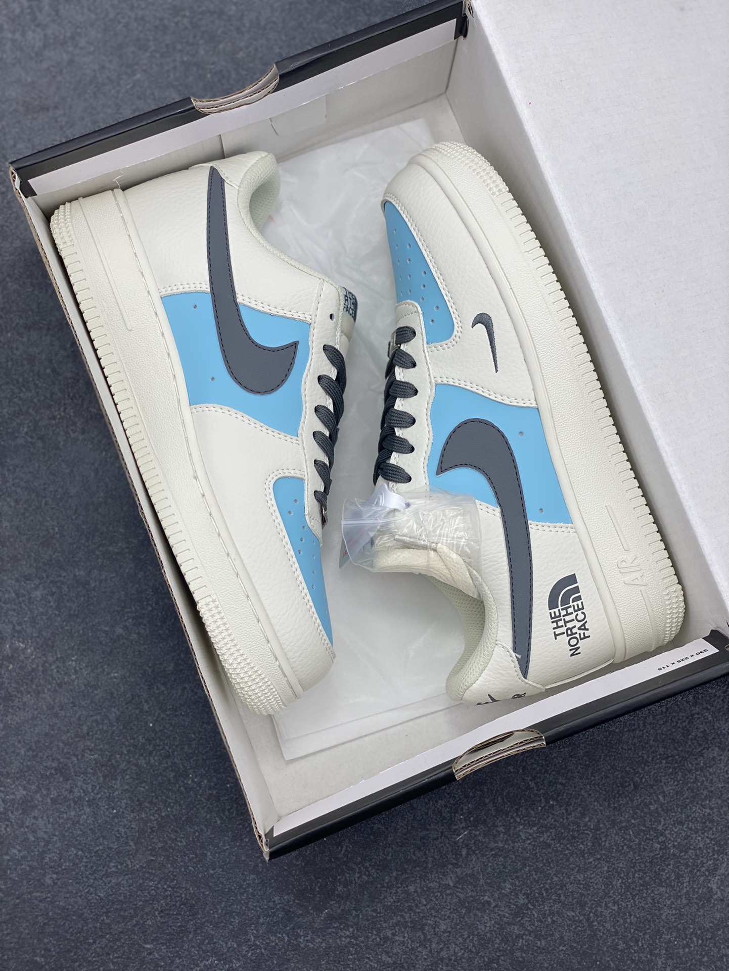 图片[9]-NIke Air Force 1 \’07 Low “北面联名——米浅蓝灰勾”空军一号 低帮 运动鞋 休闲鞋 折边针车 工艺难度大 原楦头原纸板 原装鞋盒 定制五金配件 内置全掌气垫 原厂鞋底 货号：CS5288-026 尺码：36 36.5 37.5 38 38.5 39 40 40.5 41 42 42.5 43 44 44.5 45-选品中心