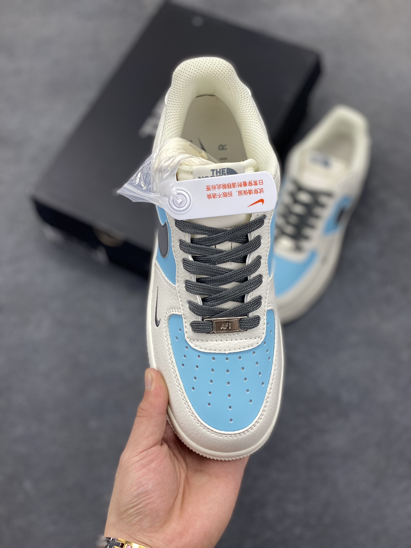 图片[2]-NIke Air Force 1 \’07 Low “北面联名——米浅蓝灰勾”空军一号 低帮 运动鞋 休闲鞋 折边针车 工艺难度大 原楦头原纸板 原装鞋盒 定制五金配件 内置全掌气垫 原厂鞋底 货号：CS5288-026 尺码：36 36.5 37.5 38 38.5 39 40 40.5 41 42 42.5 43 44 44.5 45-选品中心