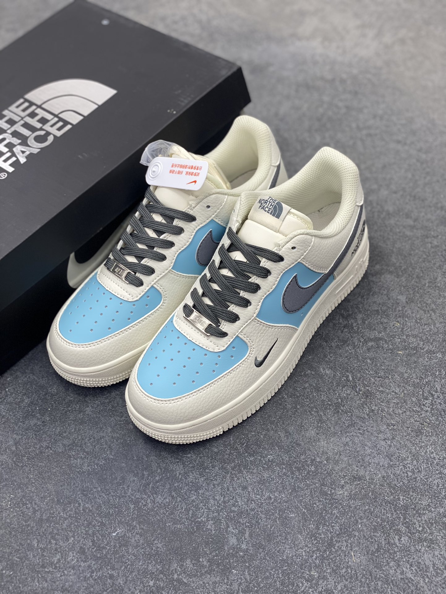 图片[8]-NIke Air Force 1 \’07 Low “北面联名——米浅蓝灰勾”空军一号 低帮 运动鞋 休闲鞋 折边针车 工艺难度大 原楦头原纸板 原装鞋盒 定制五金配件 内置全掌气垫 原厂鞋底 货号：CS5288-026 尺码：36 36.5 37.5 38 38.5 39 40 40.5 41 42 42.5 43 44 44.5 45-选品中心