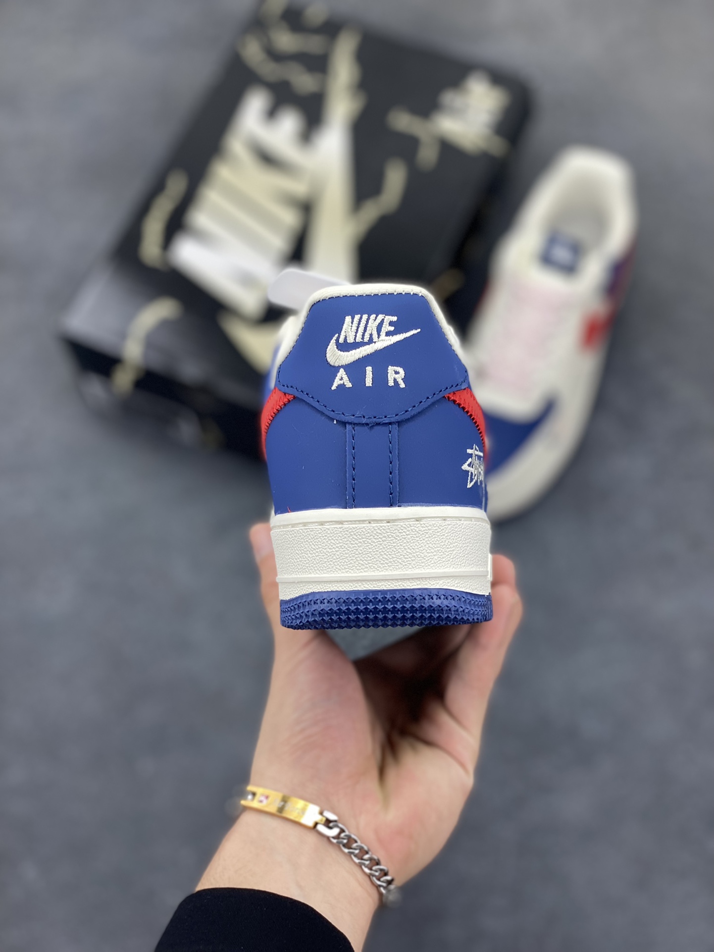 图片[4]-Nike Air Force 1 \’07 Low “斯图西联名——米蓝红针织勾”空军一号 低帮 运动鞋 休闲鞋 折边针车 工艺难度大 原楦头原纸板 原装鞋盒 定制五金配件 内置全掌气垫 原厂鞋底 货号：KJ1688-008 尺码：36 36.5 37.5 38 38.5 39 40 40.5 41 42 42.5 43 44 44.5 45-选品中心