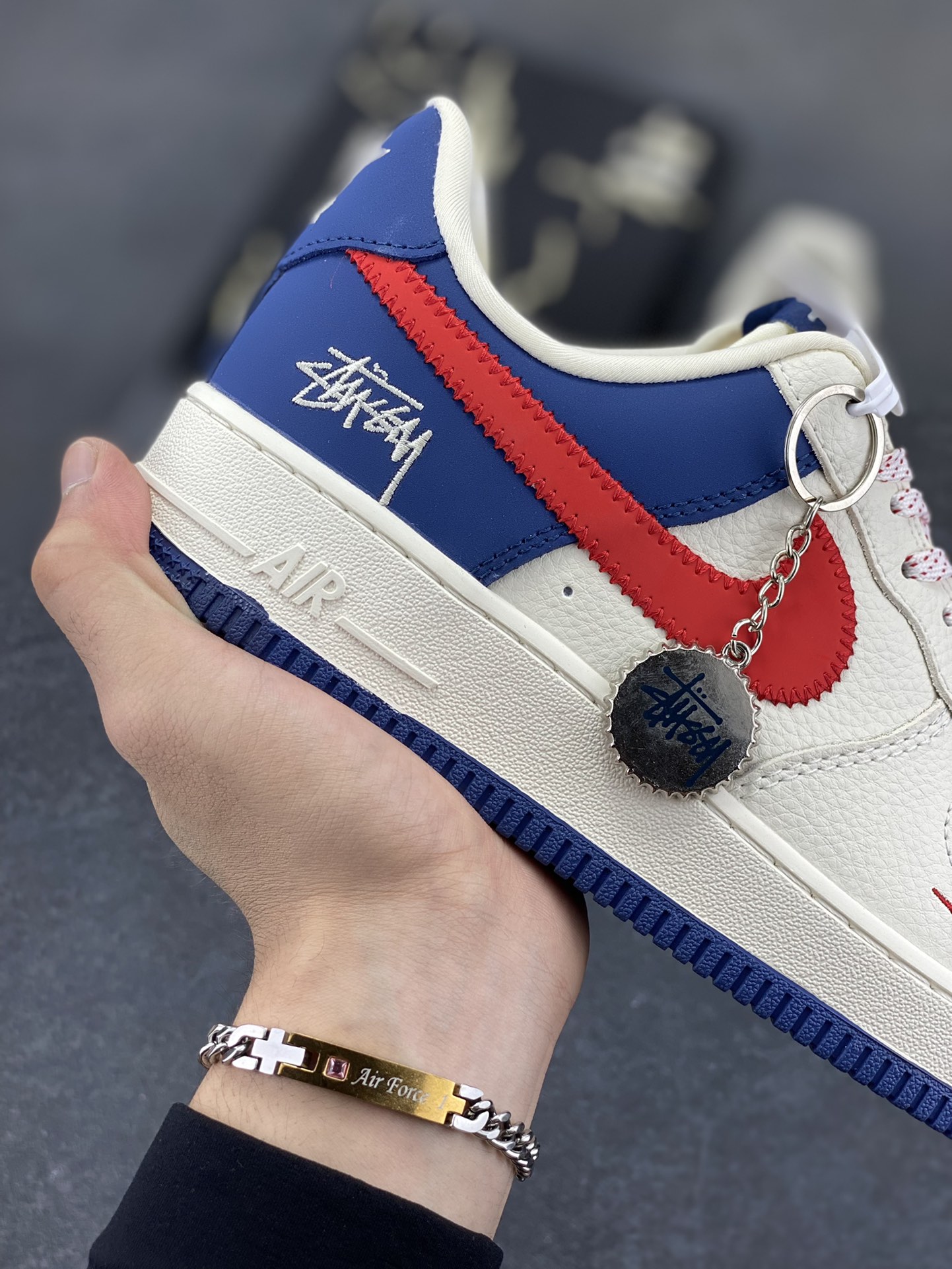 图片[6]-Nike Air Force 1 \’07 Low “斯图西联名——米蓝红针织勾”空军一号 低帮 运动鞋 休闲鞋 折边针车 工艺难度大 原楦头原纸板 原装鞋盒 定制五金配件 内置全掌气垫 原厂鞋底 货号：KJ1688-008 尺码：36 36.5 37.5 38 38.5 39 40 40.5 41 42 42.5 43 44 44.5 45-选品中心