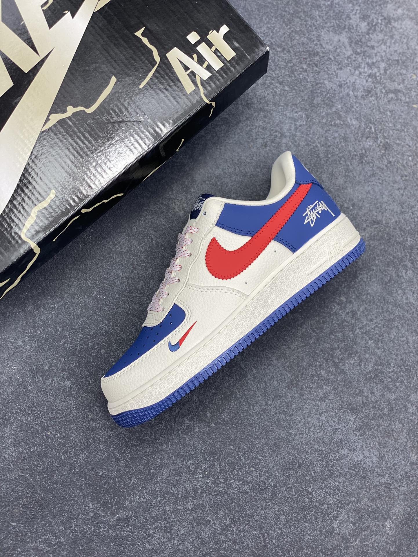 图片[7]-Nike Air Force 1 \’07 Low “斯图西联名——米蓝红针织勾”空军一号 低帮 运动鞋 休闲鞋 折边针车 工艺难度大 原楦头原纸板 原装鞋盒 定制五金配件 内置全掌气垫 原厂鞋底 货号：KJ1688-008 尺码：36 36.5 37.5 38 38.5 39 40 40.5 41 42 42.5 43 44 44.5 45-选品中心