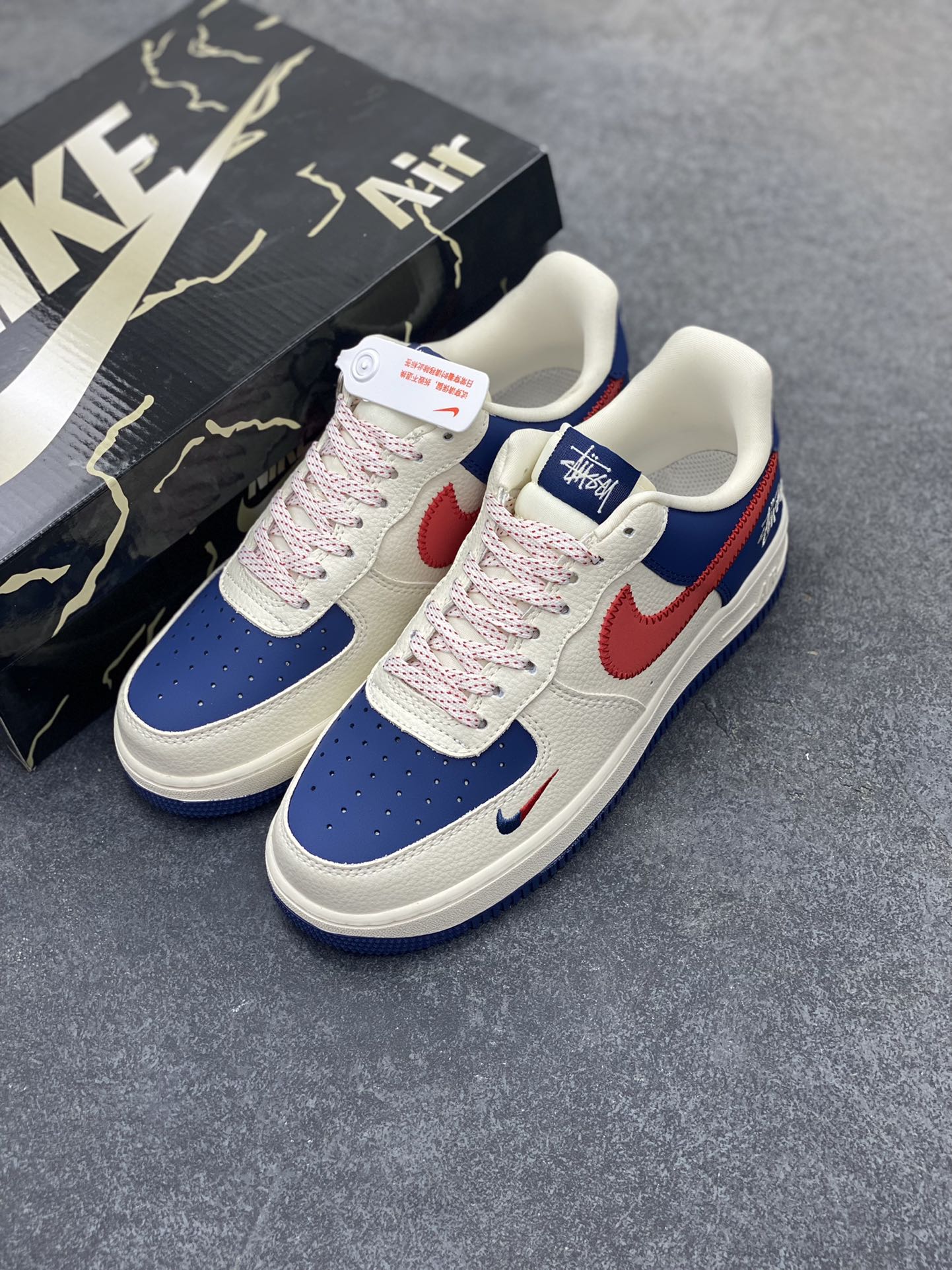 图片[8]-Nike Air Force 1 \’07 Low “斯图西联名——米蓝红针织勾”空军一号 低帮 运动鞋 休闲鞋 折边针车 工艺难度大 原楦头原纸板 原装鞋盒 定制五金配件 内置全掌气垫 原厂鞋底 货号：KJ1688-008 尺码：36 36.5 37.5 38 38.5 39 40 40.5 41 42 42.5 43 44 44.5 45-选品中心