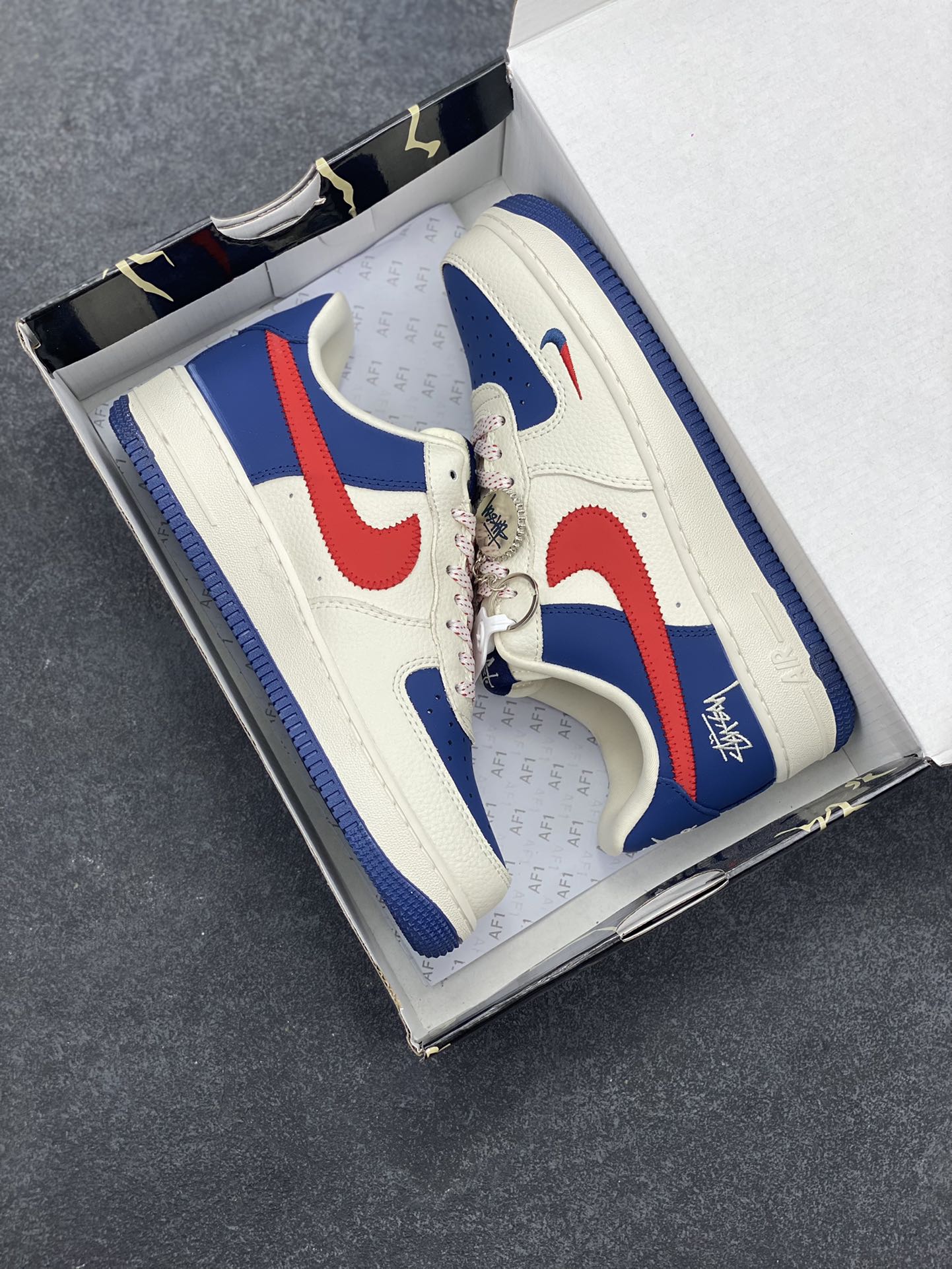 图片[9]-Nike Air Force 1 \’07 Low “斯图西联名——米蓝红针织勾”空军一号 低帮 运动鞋 休闲鞋 折边针车 工艺难度大 原楦头原纸板 原装鞋盒 定制五金配件 内置全掌气垫 原厂鞋底 货号：KJ1688-008 尺码：36 36.5 37.5 38 38.5 39 40 40.5 41 42 42.5 43 44 44.5 45-选品中心