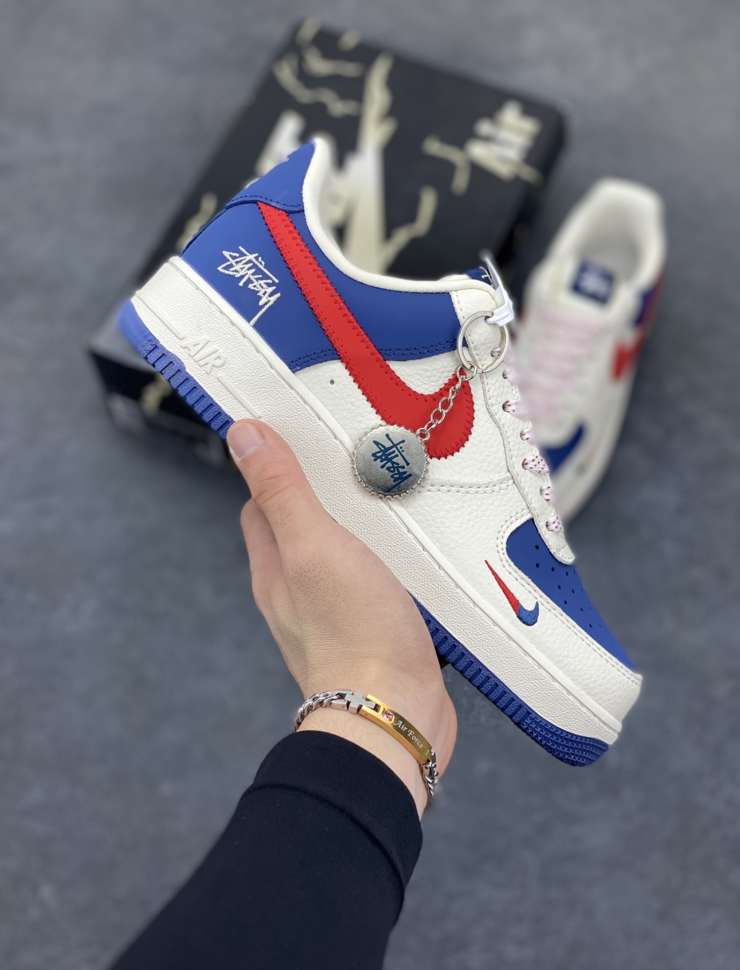 Nike Air Force 1 \'07 Low “斯图西联名——米蓝红针织勾”空军一号 低帮 运动鞋 休闲鞋 折边针车 工艺难度大 原楦头原纸板 原装鞋盒 定制五金配件 内置全掌气垫 原厂鞋底 货号：KJ1688-008 尺码：36 36.5 37.5 38 38.5 39 40 40.5 41 42 42.5 43 44 44.5 45-选品中心