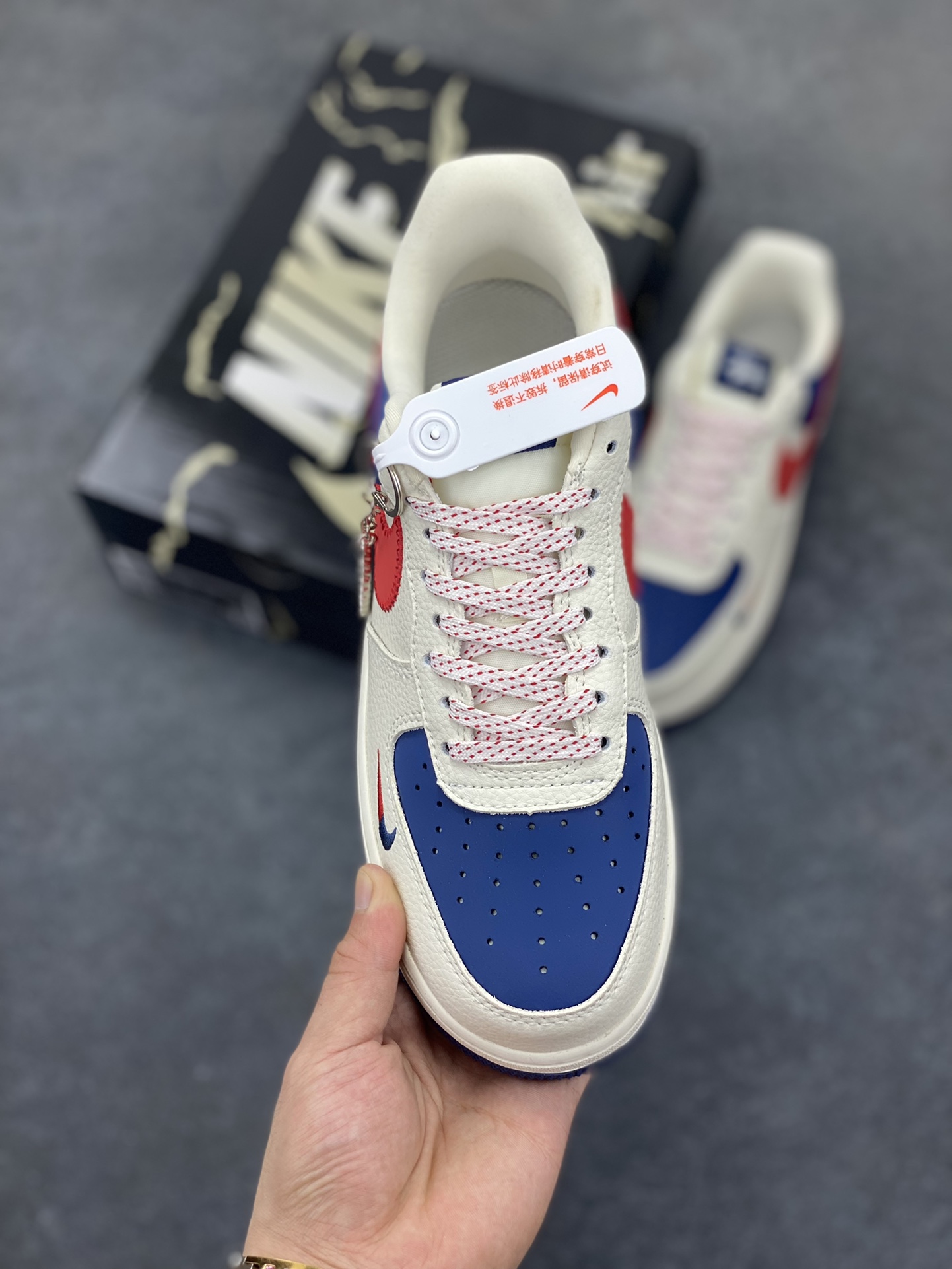 图片[2]-Nike Air Force 1 \’07 Low “斯图西联名——米蓝红针织勾”空军一号 低帮 运动鞋 休闲鞋 折边针车 工艺难度大 原楦头原纸板 原装鞋盒 定制五金配件 内置全掌气垫 原厂鞋底 货号：KJ1688-008 尺码：36 36.5 37.5 38 38.5 39 40 40.5 41 42 42.5 43 44 44.5 45-选品中心