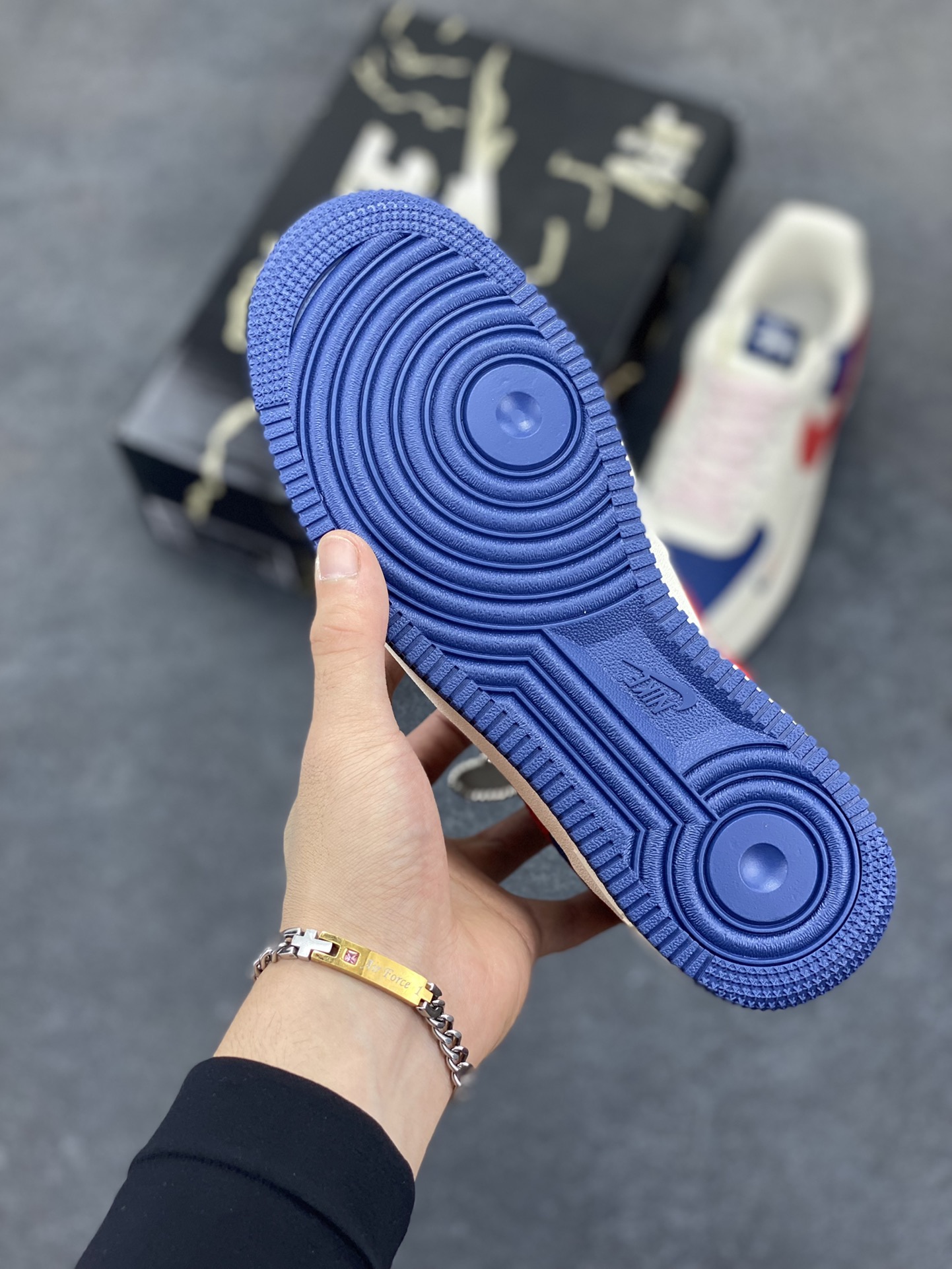 图片[5]-Nike Air Force 1 \’07 Low “斯图西联名——米蓝红针织勾”空军一号 低帮 运动鞋 休闲鞋 折边针车 工艺难度大 原楦头原纸板 原装鞋盒 定制五金配件 内置全掌气垫 原厂鞋底 货号：KJ1688-008 尺码：36 36.5 37.5 38 38.5 39 40 40.5 41 42 42.5 43 44 44.5 45-选品中心