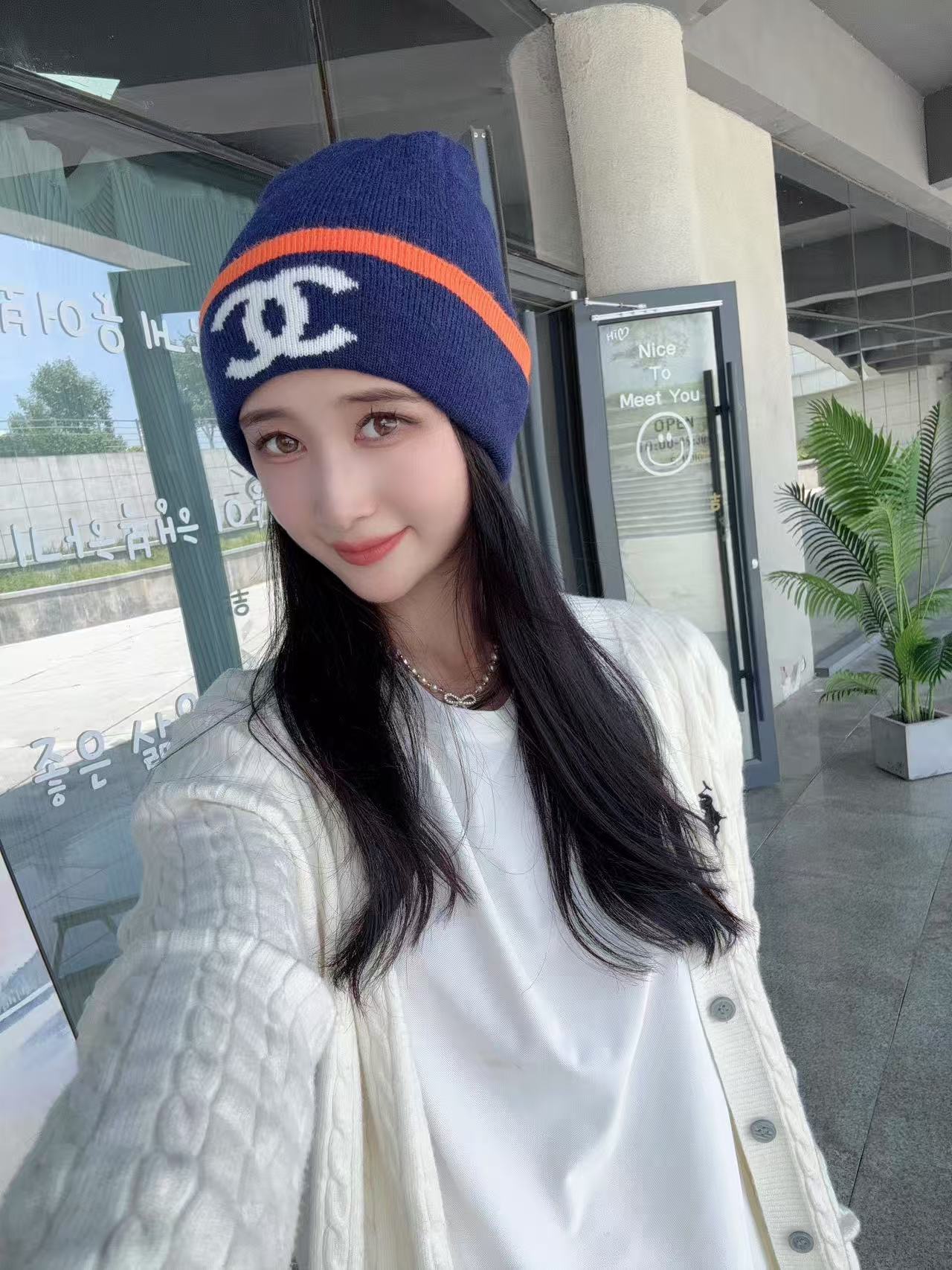 NO:359666,Chanel official website quality Chanel autumn and winter internet celebrity fashion blogger recommended knitted hat, hidden in a calm sense of high quality, every line is neat and generous, simple but not simple, generous and stylish, and the details show high-end taste, and the fashion sense is more intriguing in restraint. Hats, straw hats, fisherman hats, baseball hats, hats, chanel, chanel, espadrilles, hatsChanel官网品质香奈儿秋冬网红时尚博主推荐款针织帽,藏着不动声色的高级感,每一处线条都透着利落大方,简约而不简单,大方且不失格调,处处细节都彰显着高端品味,时尚感在克制中愈发耐人寻味.帽子草帽渔夫帽棒球帽,帽子,chanel,chanel,espadrilles,hats,hat