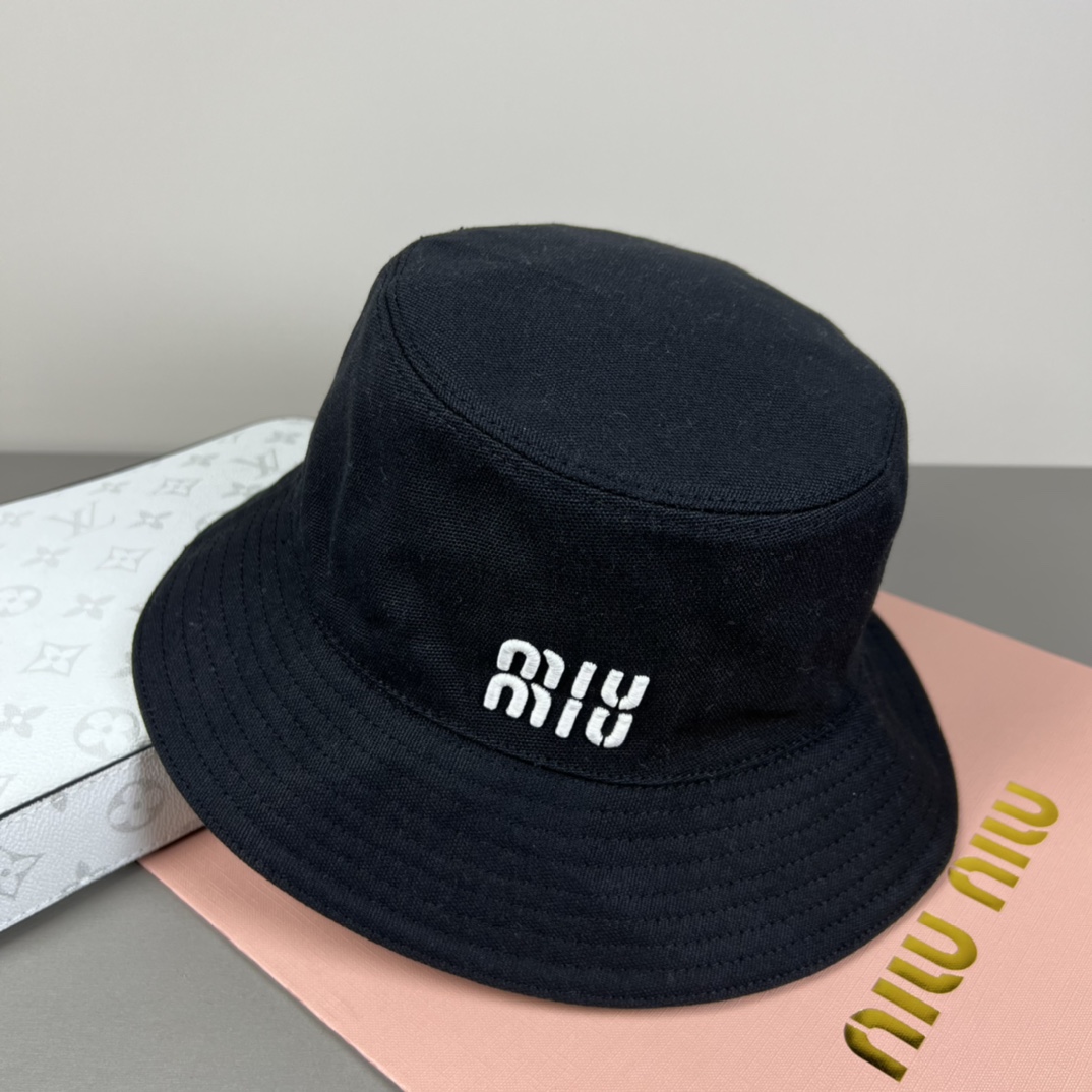 NO:359675,Miumiu original single authentic mold customization, the original version is meticulously crafted and of excellent quality!  Hat Straw Hat Fisherman Hat Baseball Hat, Hats, Miumiu, espadrilles, hats谬谬miumiu 原单正品开模订制,原版做工细致质量超赞！帽子草帽渔夫帽棒球帽,帽子,miumiu,espadrilles,hats,hat