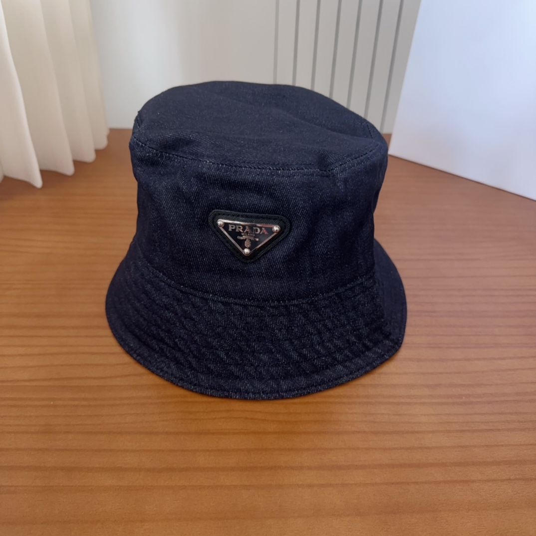 

普拉达字母渔夫帽
设计感超强，让人耳目一新
头型非常好，可以修饰各种头型，实力百搭款