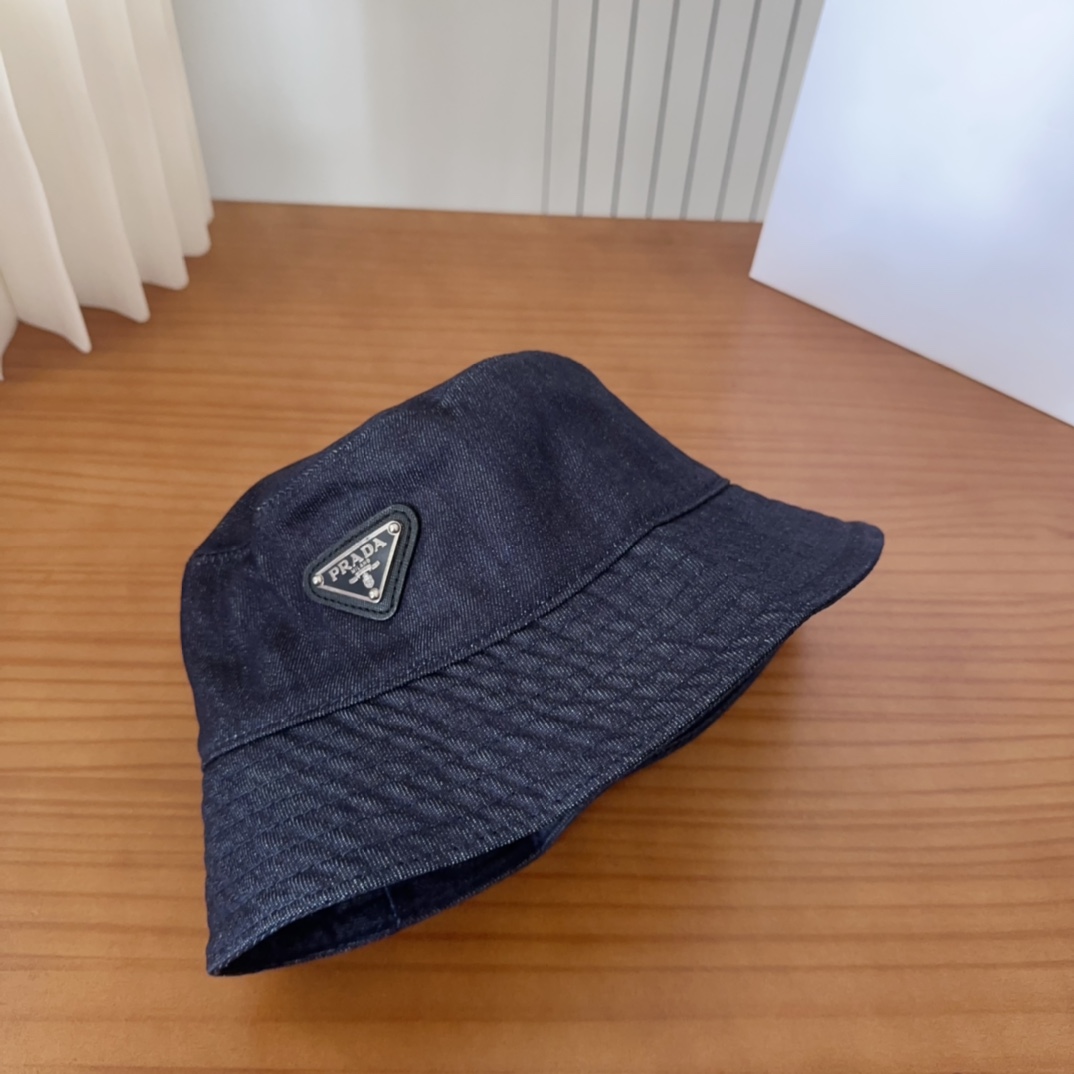 

普拉达字母渔夫帽
设计感超强，让人耳目一新
头型非常好，可以修饰各种头型，实力百搭款