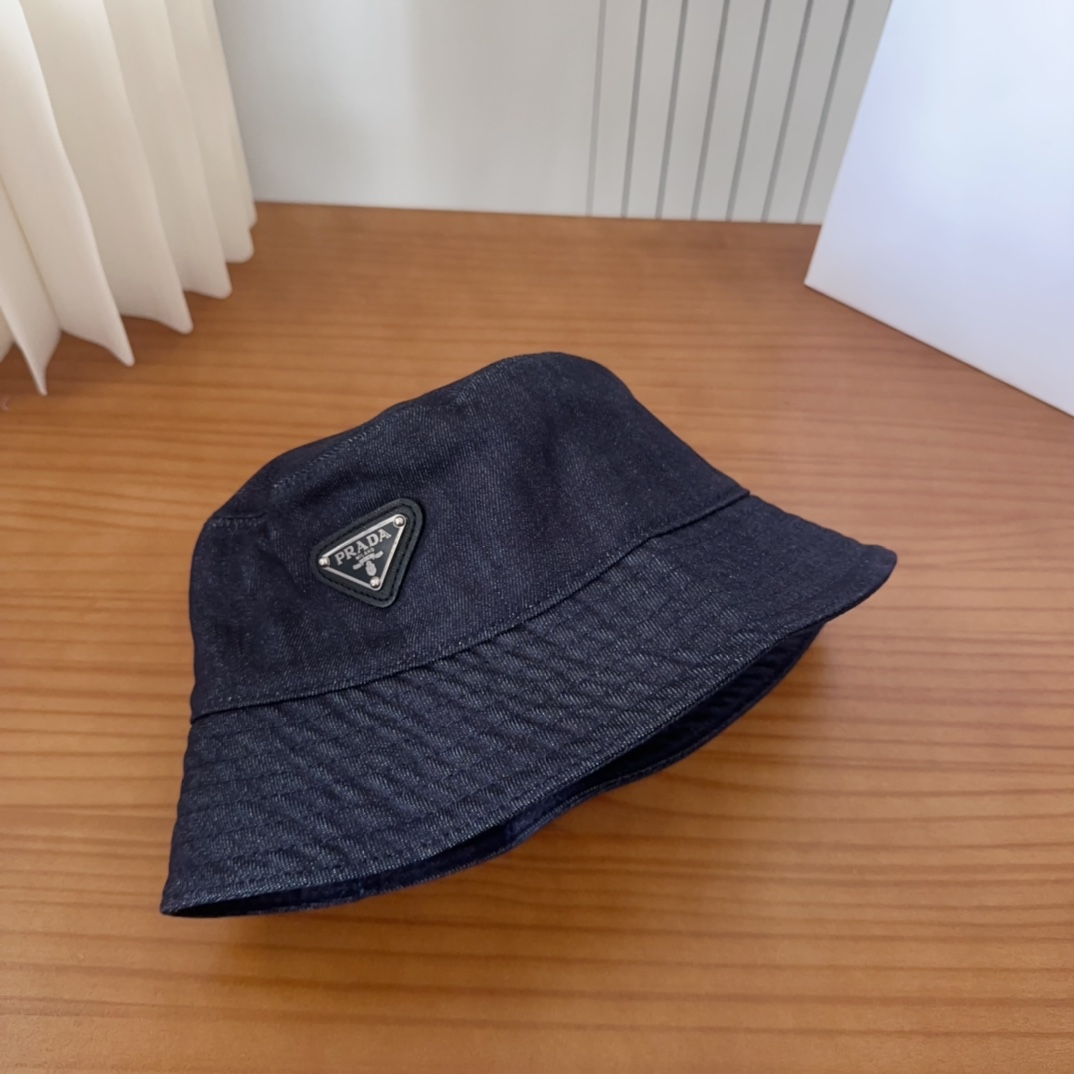 

普拉达字母渔夫帽
设计感超强，让人耳目一新
头型非常好，可以修饰各种头型，实力百搭款