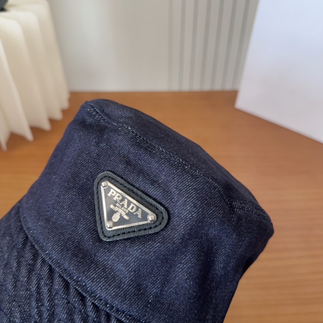 

普拉达字母渔夫帽
设计感超强，让人耳目一新
头型非常好，可以修饰各种头型，实力百搭款