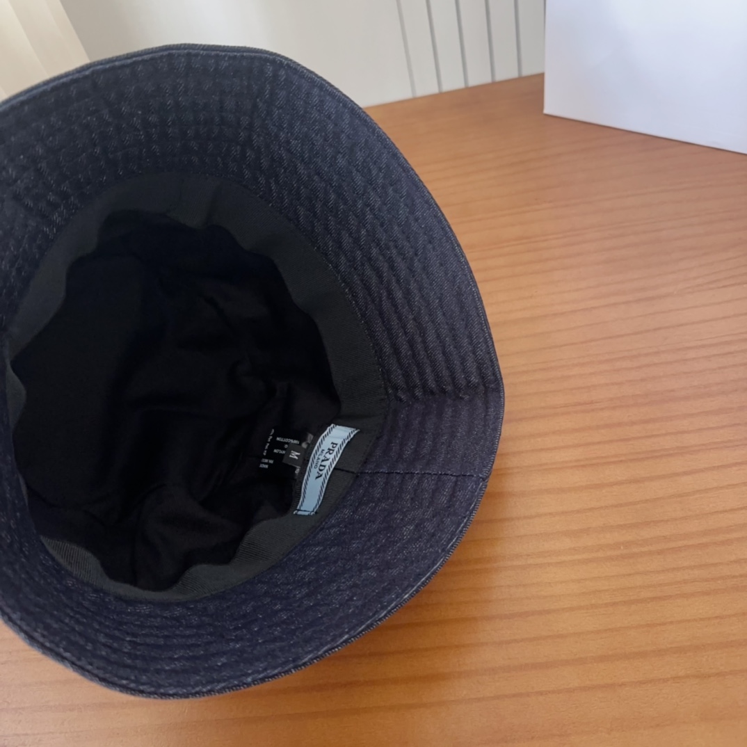 

普拉达字母渔夫帽
设计感超强，让人耳目一新
头型非常好，可以修饰各种头型，实力百搭款